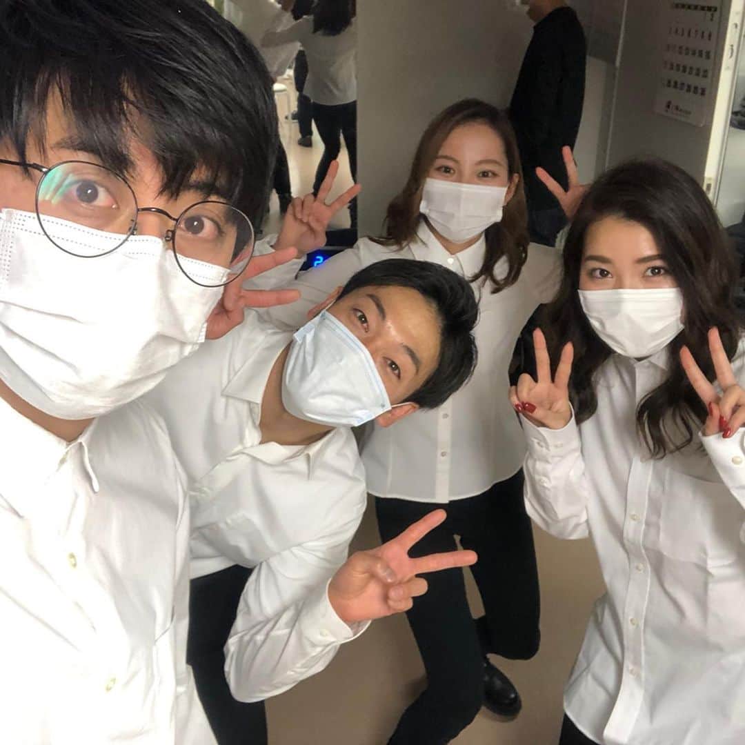 のインスタグラム：「昨日、吉本有楽町シアターで、 吉本坂46定期公演のNEXT CHAOに出演させて頂きました〜🙌  即興ミュージカル難しかったけど、とても楽しかったです🤩凄く勉強にもなりました🙇‍♀️  そして、成人祝いとしておばたのお兄さんからお米を頂きました🌾 美味しく頂きます😋ありがとうございます🙇‍♀️  #沖縄 #東京 #吉本有楽町シアター  #吉本坂46 #定期公演 #NEXTCHAO #沖縄ラフアンドピース専門学校  #empty  #即興ミュージカル」