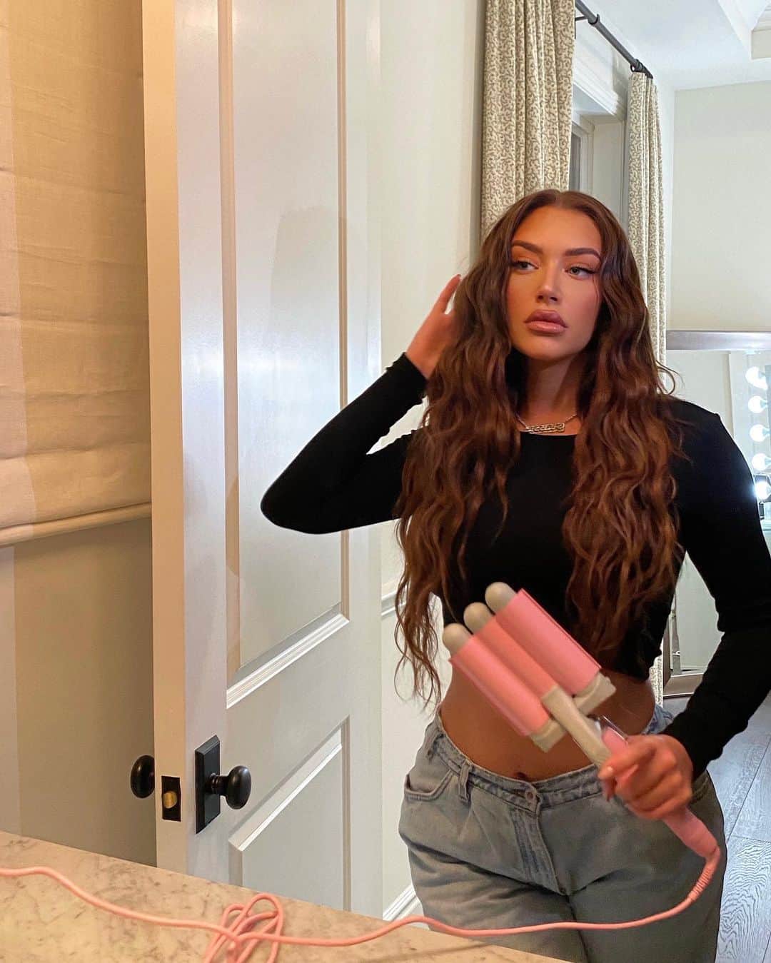 Anastasia Karanikolaouのインスタグラム：「I swear on my life since i’ve gotten this thing i’ve used it almost everyday lmao i’m obsessed @mermade.hair... if u want it use my code STASSIEBABY for 20% off」