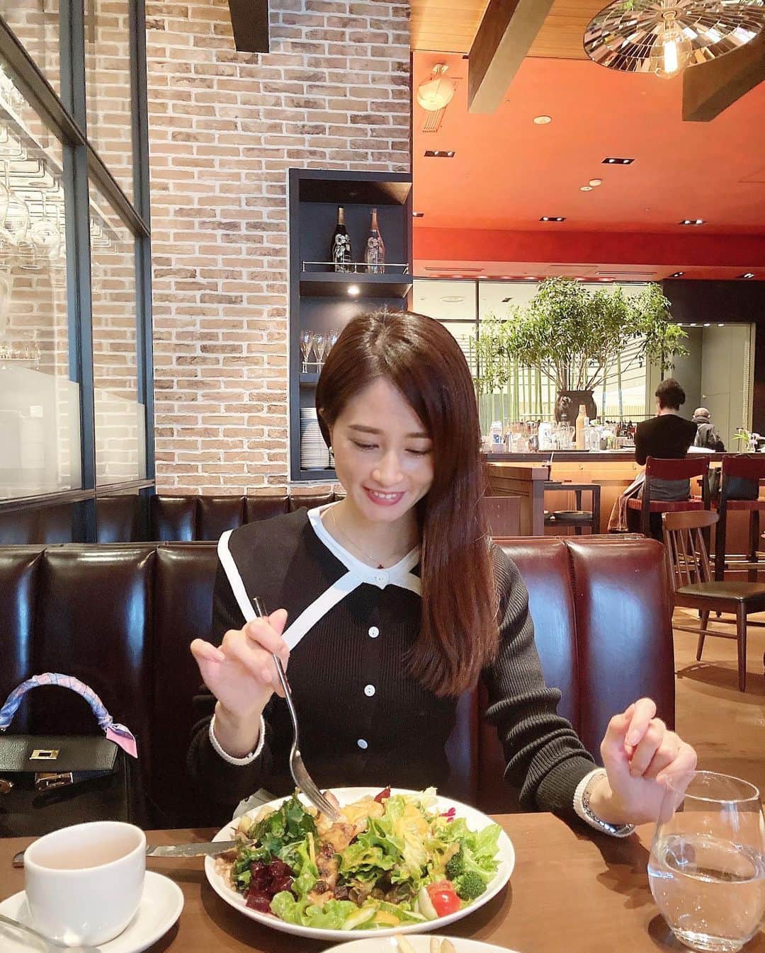 KAORI.OMURA 大村香織さんのインスタグラム写真 - (KAORI.OMURA 大村香織Instagram)「おはようございます☺︎ 1週間早すぎ😭 ・ たまに🥗が食べたくなると、行くのはミッドタウンにあるユニオンスクエア。 ・ ここはパンのグルテンフリーが無いから変わりに炭水化物はポテト🍟で☺︎ ・ #ランチ#サラダランチ#lunch#アラフォー#アラフォーライフ#お昼ご飯 #六本木#六本木ランチ#港区ランチ #港区#ミッドタウン#野菜#ユニオンスクエア東京 #ユニオンスクエア#ロングヘア#アラフォー#アラフォーライフ#40代#40代女子」1月16日 7時43分 - kaori.omura