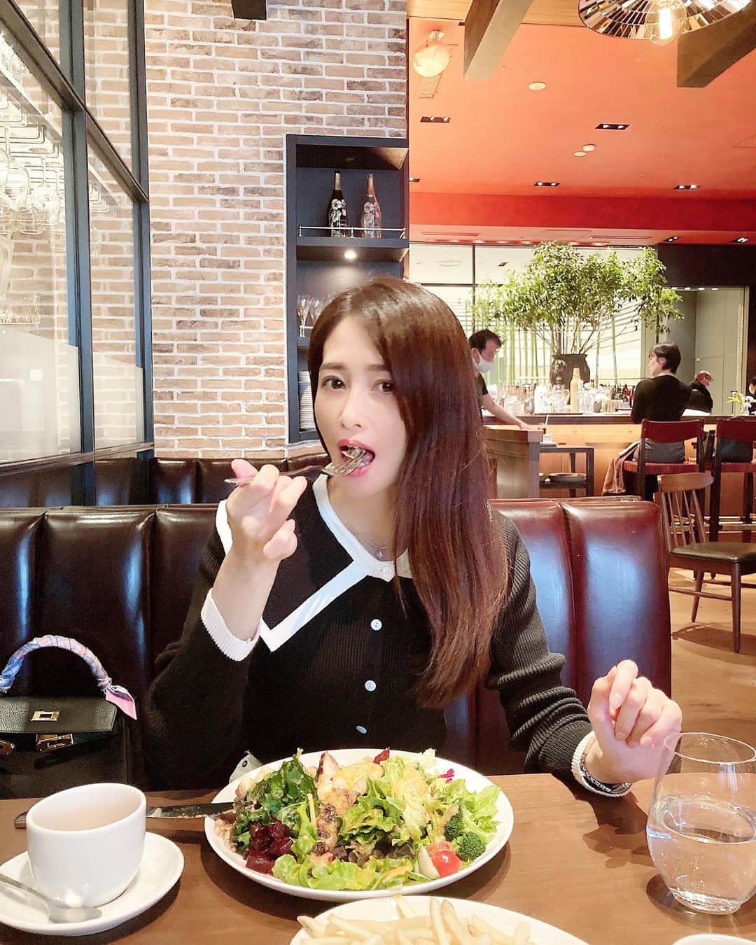KAORI.OMURA 大村香織さんのインスタグラム写真 - (KAORI.OMURA 大村香織Instagram)「おはようございます☺︎ 1週間早すぎ😭 ・ たまに🥗が食べたくなると、行くのはミッドタウンにあるユニオンスクエア。 ・ ここはパンのグルテンフリーが無いから変わりに炭水化物はポテト🍟で☺︎ ・ #ランチ#サラダランチ#lunch#アラフォー#アラフォーライフ#お昼ご飯 #六本木#六本木ランチ#港区ランチ #港区#ミッドタウン#野菜#ユニオンスクエア東京 #ユニオンスクエア#ロングヘア#アラフォー#アラフォーライフ#40代#40代女子」1月16日 7時43分 - kaori.omura