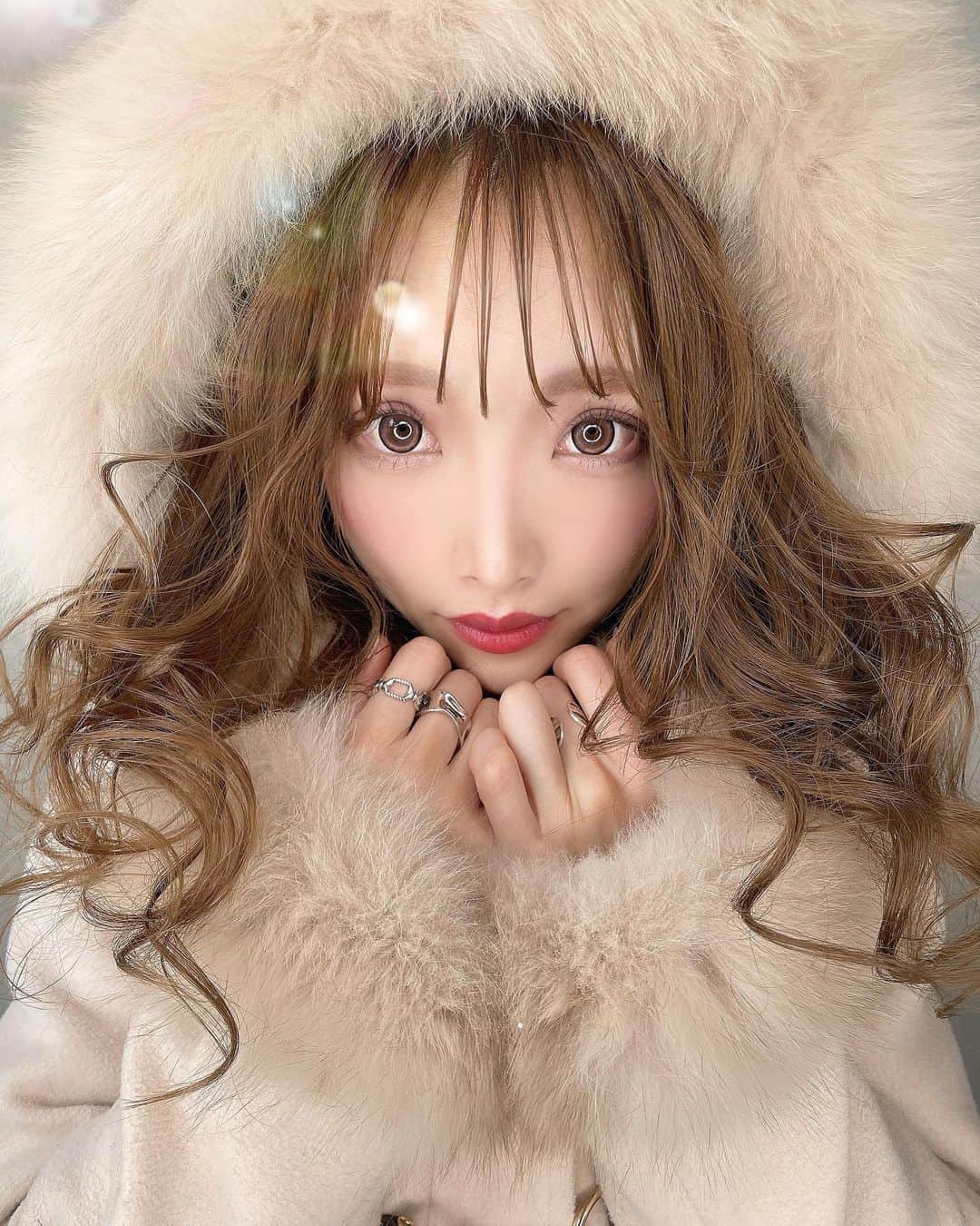 堀井大輔のインスタグラム：「・ ・ ファー最強説✨ ・ 撮影のために完璧に仕上げてきてくれて ありがとう♡ ・ ・ 𝑚𝑜𝑑𝑒𝑙 @___c.chan__  ℎ𝑎𝑖𝑟/𝑝ℎ𝑜𝑡𝑜 @daisuke_5511  ・ ・  #クラウンヘアー #天白区 #名古屋 #栄 #名駅 #美容師求人 #かわいい #ファッション #冬コーデ #コテ巻き #雑誌風 #作品撮り #ボブ #外国人風カラー #サロンモデル #サロモ #インスタ映え #フォトジェニック #巻き髪 #ヘアメイク #透明感カラー #アディクシーカラー #波巻き #イルミナカラー #美容師 #ホリーマジック #ヘアアレンジ #大人かわいい #グレージュ」