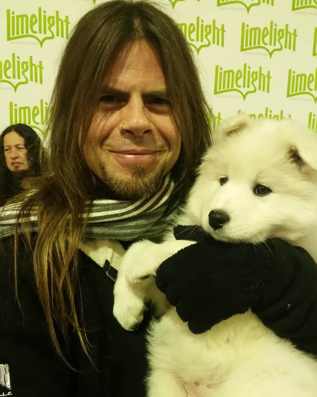 Queensrycheさんのインスタグラム写真 - (QueensrycheInstagram)「#fbf - Todd in 2016 at the Limelight Theatre prior to our show with then 8 week old pup Annie, who had a twin named Emma - they were too cute!  #queensryche #flashbackfriday #limelighttheatre #puppylove #toddlatorre #tlt #beforeourshow #cutenessoverload #annieandemma #memories #funtimes」1月16日 7時45分 - queensrycheofficial