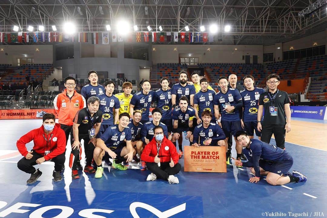 東江雄斗のインスタグラム：「世界選手権初戦 vsCroatia🇭🇷29-29 △  勝ちたかった。悔しいです。  けどヨーロッパ2位のクロアチアに引き分け、そして勝ち点を取れたのは良かったです！ この勝ち点を無駄にしないように次のカタール戦に向けてしっかり準備していきます‼️  夜中にもかかわらずたくさんの応援ありがとうございました😊  #handball #egypt2021  #彗星japan #mom」