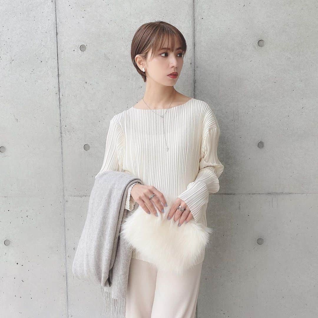 のインスタグラム：「． 急に春みたいな気候🌸 近所への買い物はブラウス＋ストールくらいで全然いけちゃうなーʚ◡̈⃝ɞ ． ブラウスは @emmyofficial.jp ので着てみたら思った以上に可愛くてビックリした♡ 腕のクシュっとなった形とか、肩が綺麗に見える感じとか好き‼︎ ． #emmy #ootd #code」