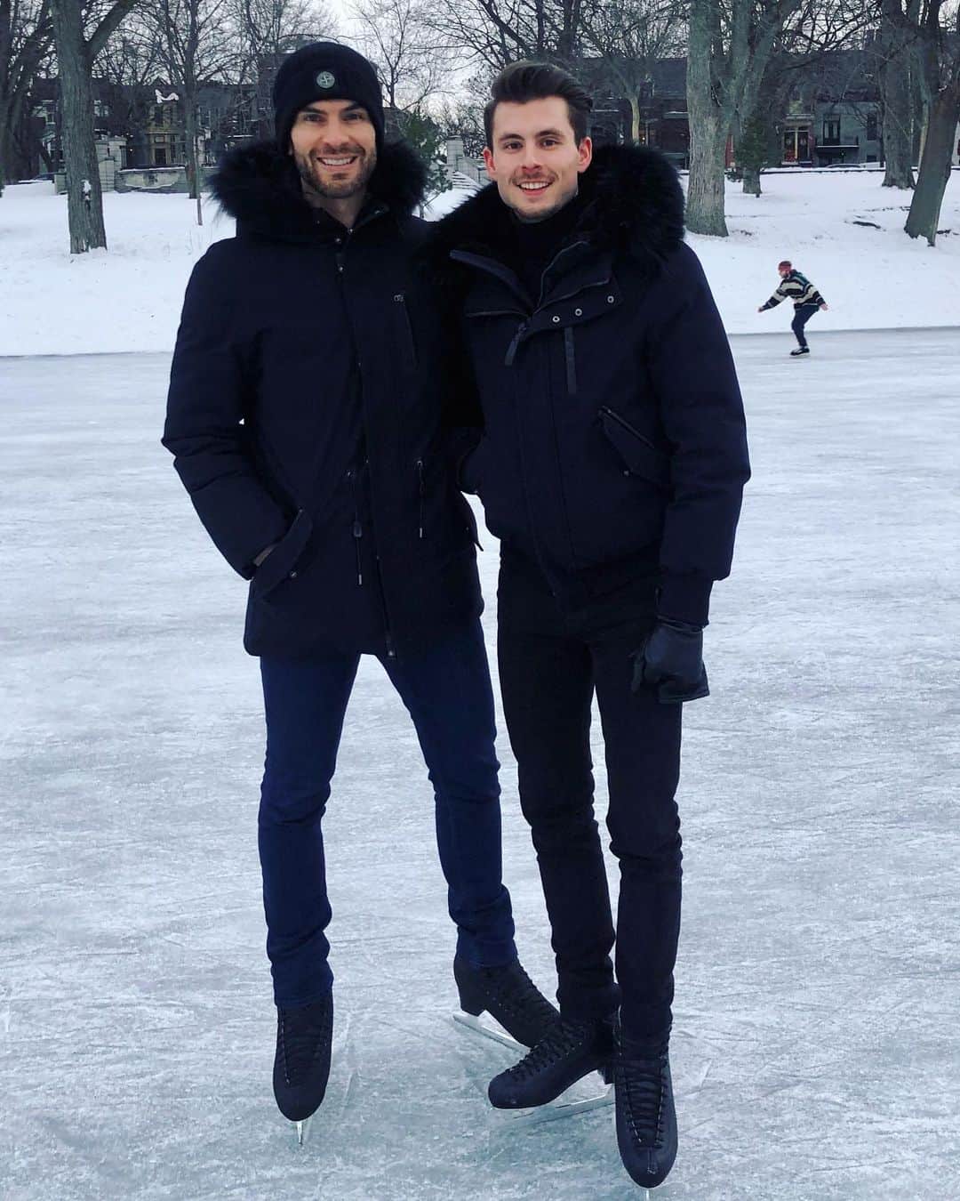 エリック・ラドフォードのインスタグラム：「⛸ + 👬 = 😀  #fun #skating #figureskating #husbands #loveislove #happy」
