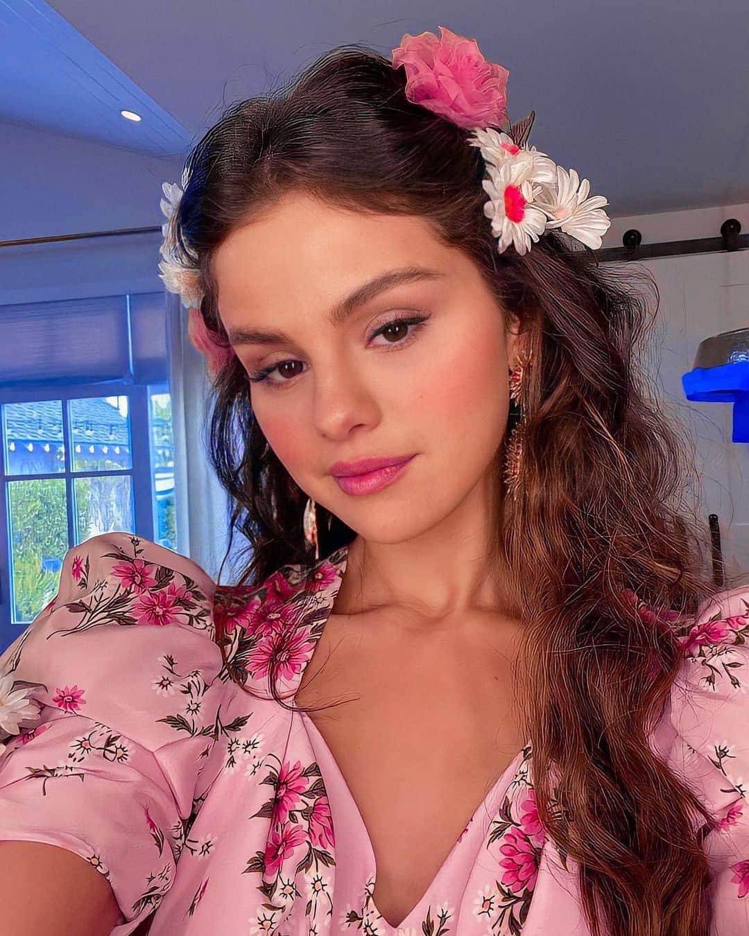 Teen Vogueさんのインスタグラム写真 - (Teen VogueInstagram)「It's been 10 years in the making, but @selenagomez's first fully Spanish song is here 🎶 Watch the gorgeous video for #DeUnaVez + find out more about its Mexican roots at the link in bio.」1月16日 8時01分 - teenvogue
