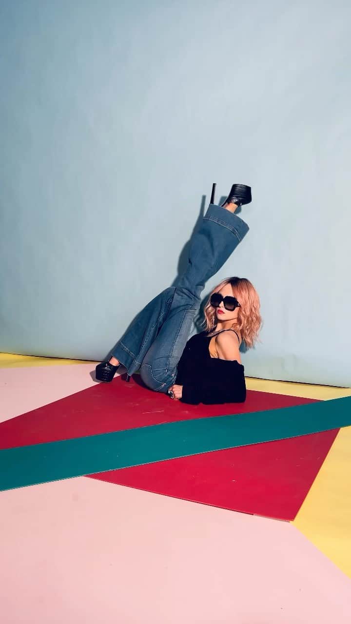 アリス+オリビアのインスタグラム：「#BTS from our #TheCardiganSet shoot today—-What do we think of my pink hair?!!!」