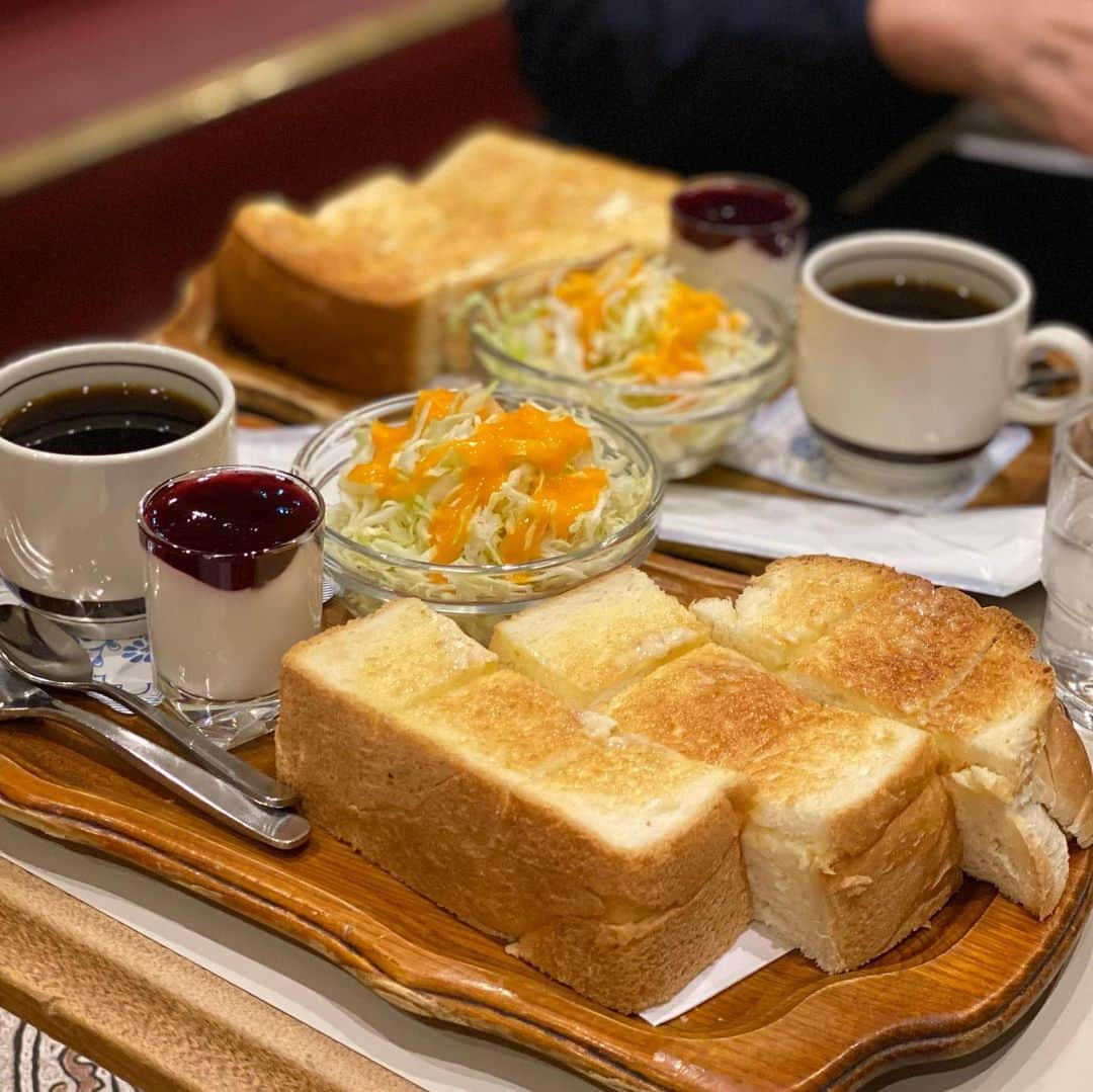 梅宮アンナさんのインスタグラム写真 - (梅宮アンナInstagram)「今日は喫茶店をご紹介しますね🌟😊  ノスタルジックな雰囲気なお店  らんぶる☕️  場所は新宿⭐️  知る人ぞ知るお店。  昭和の雰囲気なんですよ😊静かなお店で、、、  こう言う味のある雰囲気ずっと残して欲しいなーって思います✨✨✨  #喫茶店らんぶる  #ノスタルジック  #コーヒー  #らんぶるファン」1月16日 8時09分 - annaumemiya