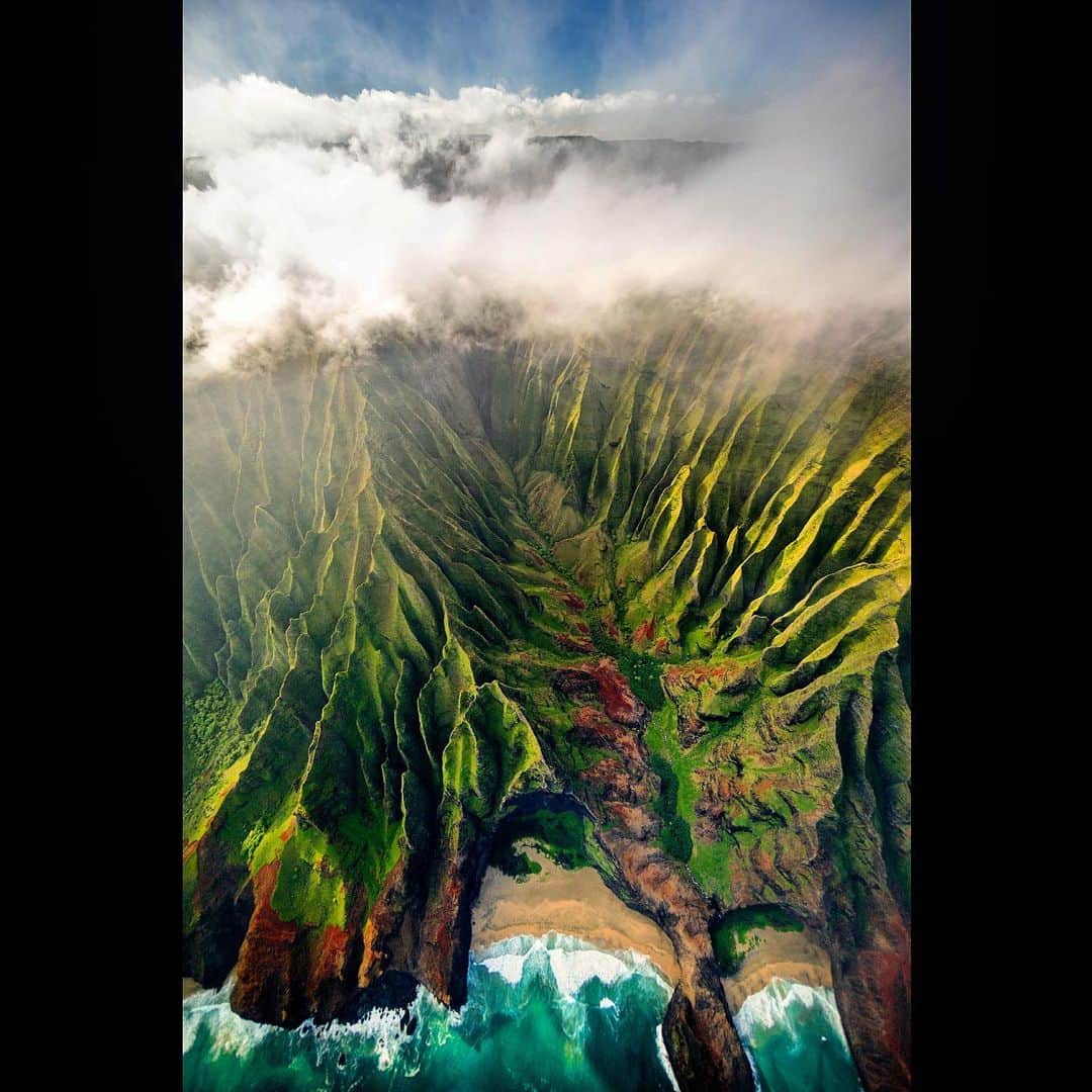 クリス・バーカードのインスタグラム：「One of those rare, fleeting moments where you can actually see above and below the clouds. A little perspective to send you into your weekend.」