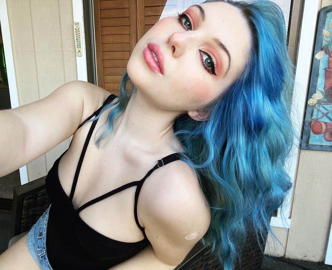 サミー・ハンラティのインスタグラム：「Vaccine update...I’m doing great but I’m feeling a little blue...🤭 hehe what do you think??」