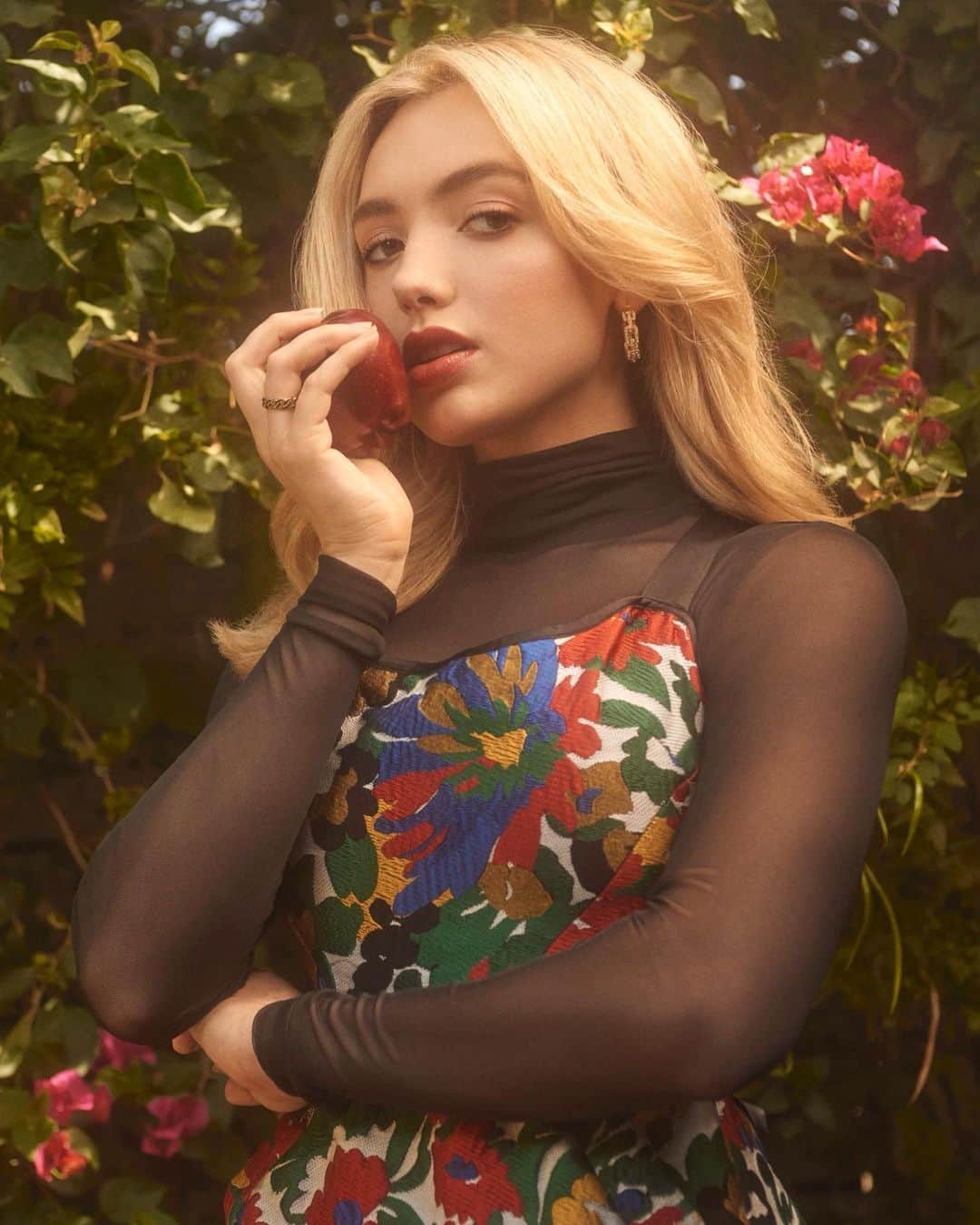シンシア ローリーのインスタグラム：「An apple a day @peytonlist」