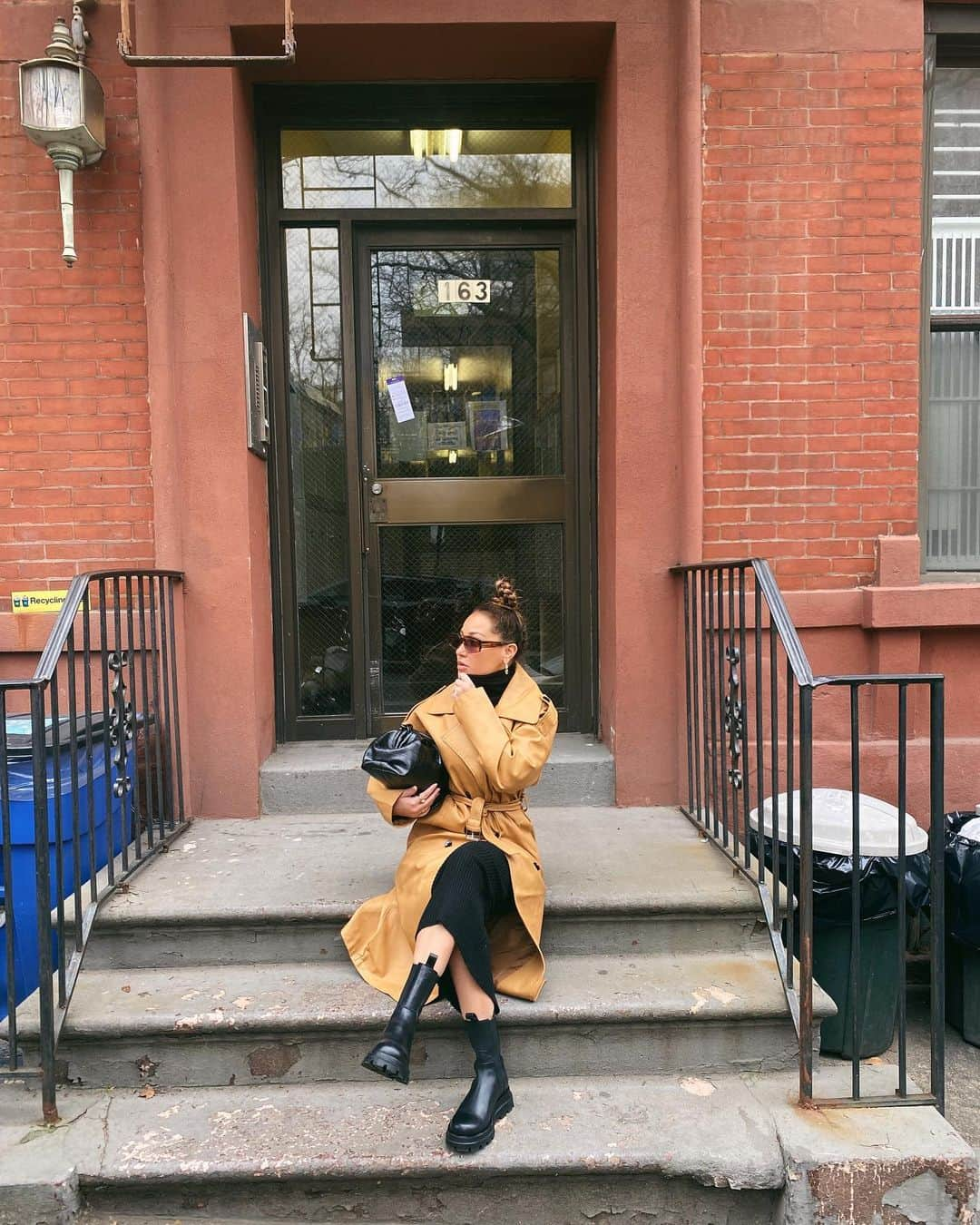 エイドリアン・バイロンさんのインスタグラム写真 - (エイドリアン・バイロンInstagram)「Once upon a time in NYC 🚕  After Cheetah Girls... I came home to New York... I moved into an apt. just to live across the hall from my sister @claudettebailon ... Like her favorite show “FRIENDS”. - 99th St. btwn 3rd & Lex. It was a walk up, studio, with a kitchenette. Listen, my sisters shower was in her kitchen. Best part: We had Milton’s Bodega (say the name in Spanish) on the corner & they were a true blessing... they DELIVERED... ANYTHING! From a bacon, egg & cheese, hot cheese popcorn & a yoohoo to toilet paper! - Checked my phone & I STILL had their #. Lol. I loved this place so much... so many memories! So much fun! Now let’s discuss something REALLY IMPORTANT 👇🏽 my pale legs. Smh. Besos Xx」1月16日 8時22分 - adriennebailon