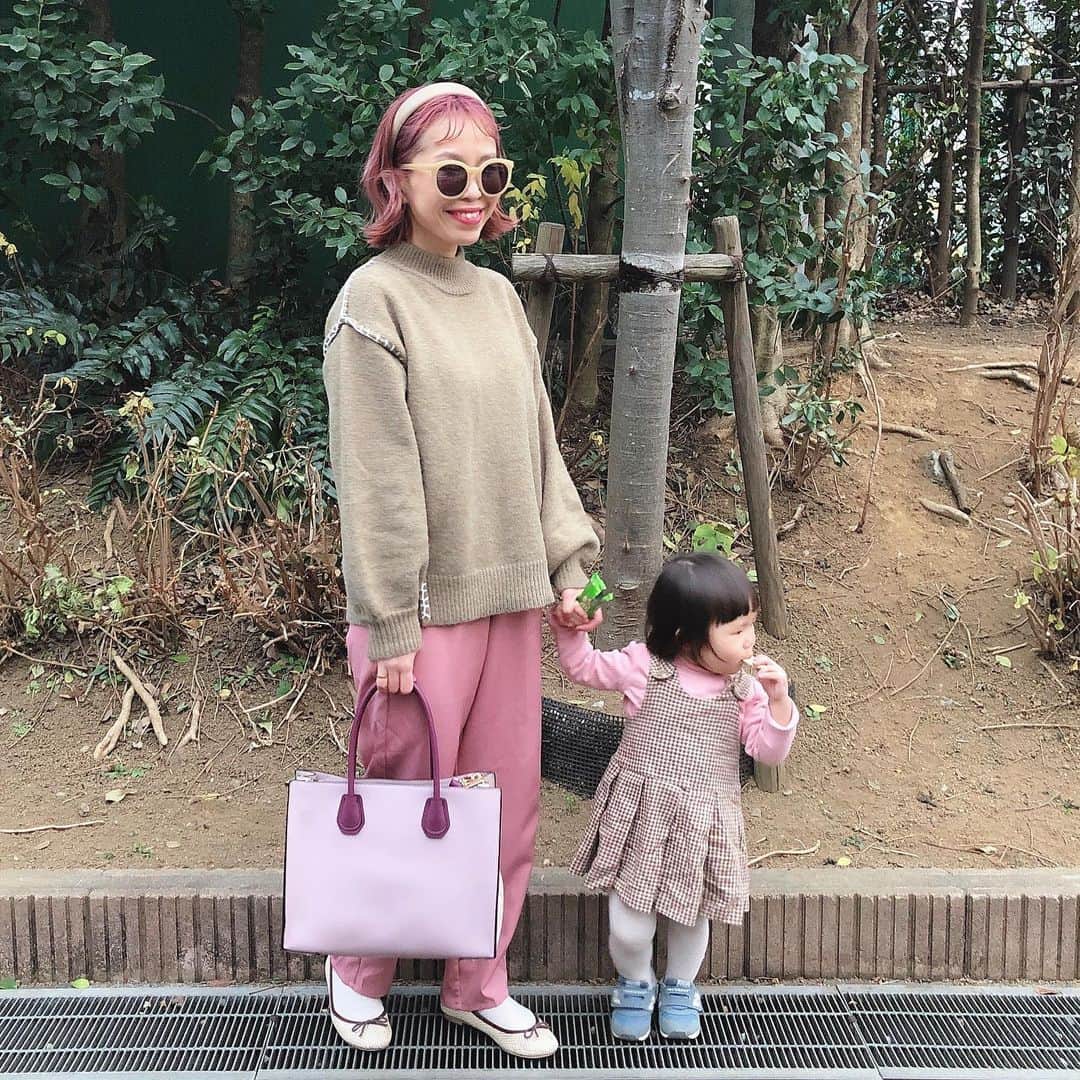 のインスタグラム：「． ★#親子コーデ ★  ピンクリンク💓  最近#ピンクヘアー にして #洋服 も#メイク も ピンクカラーが気になる🌸  全身ピンクだとさすがにおかしいので ニットは#アクアガレージ の 配色ステッチニット（モカ）を @aquagarage  着たよ♪  ステッチニットって 今年流行ってるよね✨ 一つも持ってなかったから #aquagarage で見つけたよ♪  着てて チクチクしないにステッチ部分が ポイントになる♪ しかも#プチプラ なのも嬉しいな💓  今日朝から花粉がひどいなー😭 気温が暖かいからかな❓💦 目が痒いし鼻水でるー🤧 今日と明日は仕事がんばろ👍  #プチプラコーデ  #プチプラファッション  #ファッション#ootd  #お洒落さんと繋がりたい  #お洒落好き #大人コーデ  #大人カジュアル #大人ボブ  #大人カジュアルコーデ  #ママファッション #fashion #instafashion #pinkhair  #ピンクヘアー #ピンクカラー  #30代ファッション #30代コーデ  #コーデ#code  #codenate」