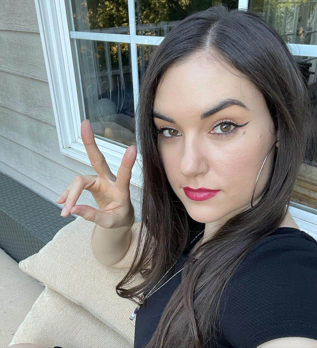 サーシャ・グレイのインスタグラム：「Not so casual Fridays LIVE on stream rn #rsf #kwo」