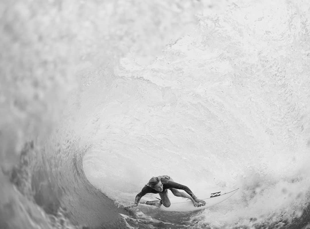 ローラ・エンバーのインスタグラム：「A fav shot from hawaii a few years back🌴 So many fun memories here @billabong. This was taken by @patstacyfilm after hours of bobbing around at backdoor. Pat always has the biggest smile on his face after swimming/shooting all day! The wait is always worth it - Missing chasing waves around the place but lapping up summer at home ☀️」