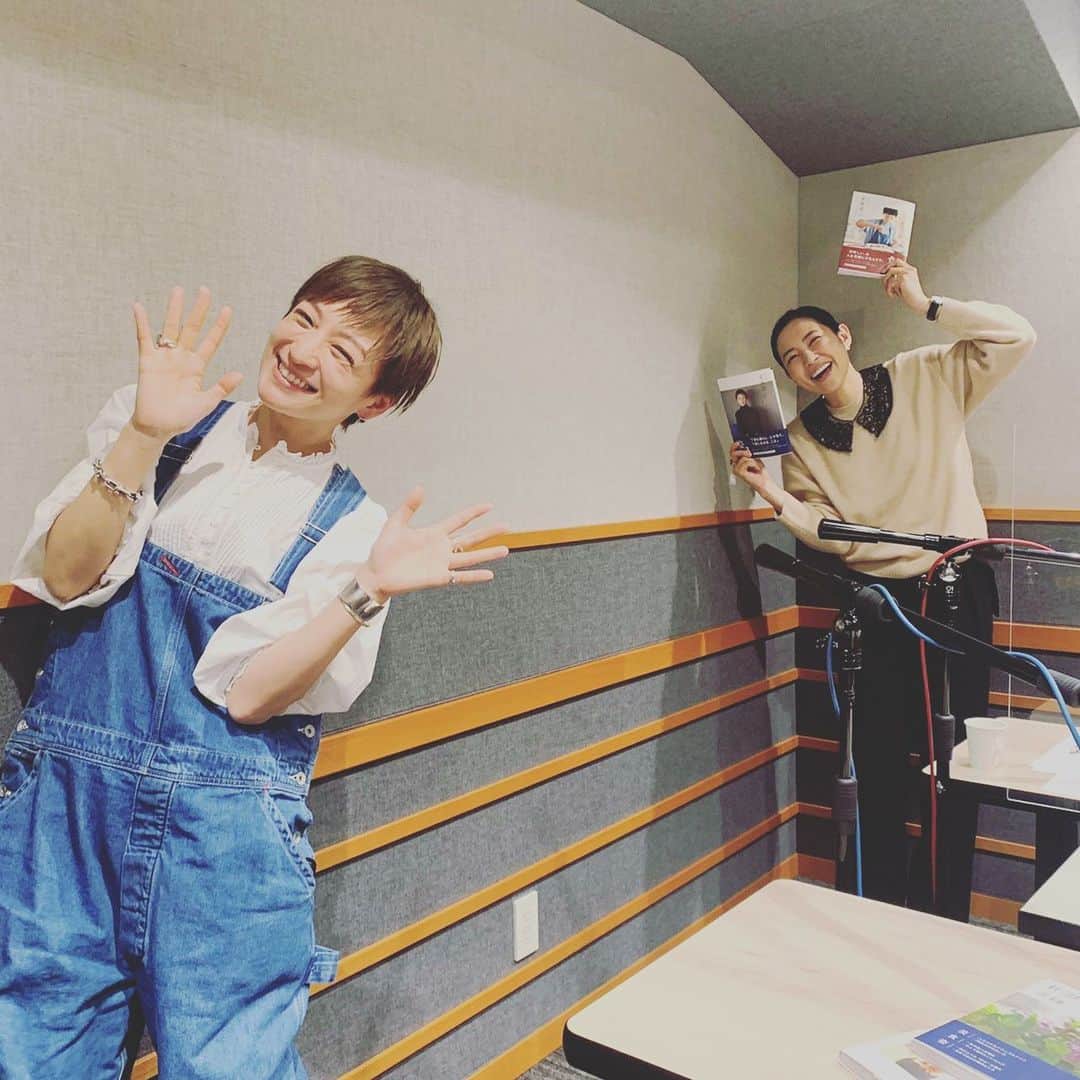 浜島直子さんのインスタグラム写真 - (浜島直子Instagram)「『TOKYO GAS Curious HAMAJI』 今週と来週のラジオのラジオのゲストは、高山都ちゃん❣️  ついに、都ちゃんがきたーー🙌✨ もうその可愛さお洒落さセンスの良さはわざわざここで説明する必要はなし（笑）！ 時には悩んだりくじけたりしながらも、日々の出来事と真摯に向き合っている姿は、インスタ( @miyare38 )を通して沢山の方々の心に届き、今や女性だけでなく男性からもたくさんの共感を得ています💫  そんな都ちゃんが去年11月に発売した本、「高山都の 美食姿」(双葉社)。 これはシリーズとなっていて、今回発売されたのは3巻と4巻。  3巻は主に「姿」。佇まいやココロの栄養について書かれていて、まさに「ココロもからだもいい姿勢」でいられるよう、たくさんのヒントが✨ 4巻はおもに「食」についてのことが書かれていて、今すぐ作りたくなるような舌にも目にもおいしいレシピがたくさん！🤤💕  帯にも書いてある通り、「丁寧な暮らし」じゃなく、「丁寧に生きる」こと。 どういうことだろう？と都ちゃんに話を聞いていたら、会話の中で「自分のご機嫌は自分でとることに決めました！」と。 なるほど！！！ それは無理して神経質に日々と向き合うのではなく、まあるい心を常に持ち合わせていられるよう、自分を抱きしめたり許したりすることなのかもしれないなぁと思いました✨ 自分に余裕があると、人にも優しくなれるもんね🙈  あぁ、それにしても、可愛かった❤️ ・ 高山都ちゃんがゲストの放送回は、1月16日、23日の土曜日。全2回。bayfmで午前11時から。 radikoで全国聴けますのでお時間ありましたらぜひよろしくお願いします✨ ・ #東京ガス #bayfm #キュリオスハマジ #高山都 #高山都の美食姿」1月16日 8時26分 - hamaji_0912