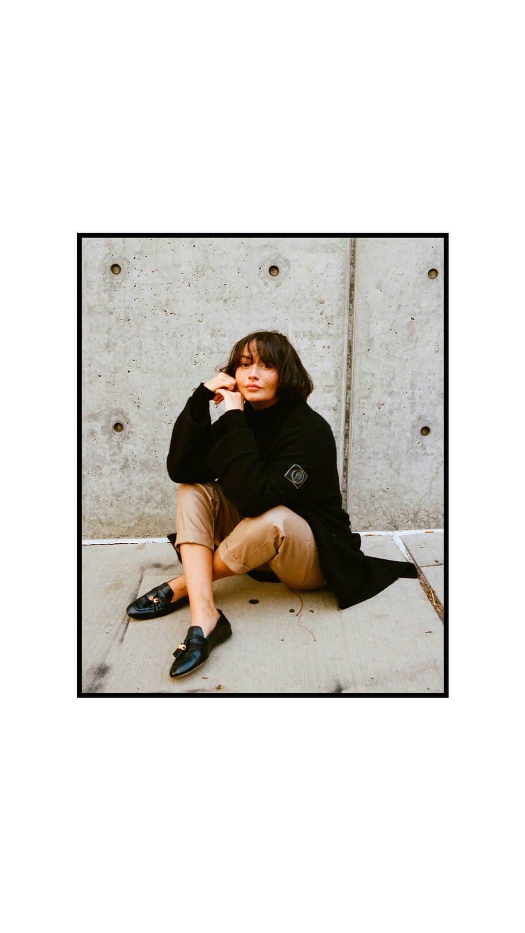 のインスタグラム：「Mule or loafer? You decide. Our #WYLIESIGNATURE flat features a distinct foldable back counter for a convertible silhouette. Seen here on @taylorlashae, who styled her black nappa leather pair with a cozy coat and tailored trousers. #2021Edit #SWStyle #StuartWeitzman」