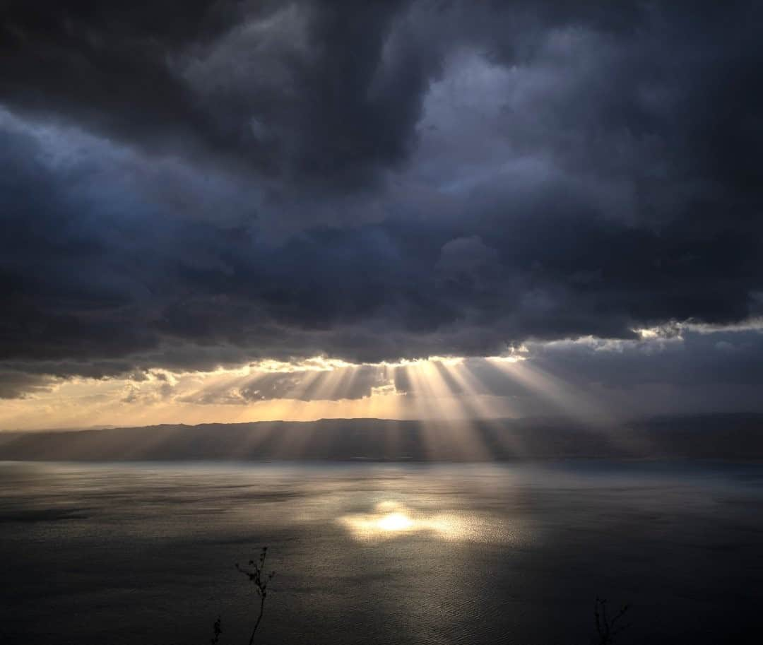 National Geographic Travelさんのインスタグラム写真 - (National Geographic TravelInstagram)「Photo by Muhammed Muheisen @mmuheisen / Rays of light peek through the clouds over the Dead Sea in Jordan. For more photos and videos from different parts of the world, follow me @mmuheisen and @mmuheisenpublic. #muhammedmuheisen #Jordan #الاردن #Deadsea」1月16日 8時35分 - natgeotravel