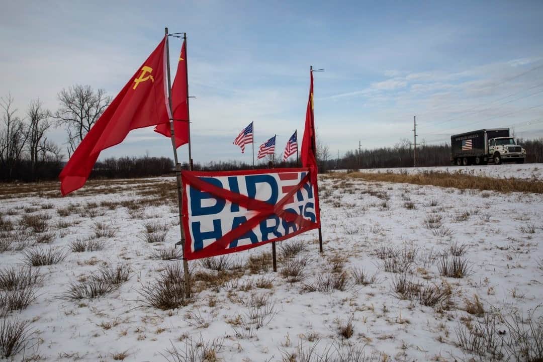 のインスタグラム：「Photo by David Guttenfelder @dguttenfelder / A defaced campaign sign for President-elect Joe Biden and Vice President-elect Kamala Harris, marked with communist flags, stands on a snowy farm field along a highway between the small Wisconsin towns of Gilman and Jump River. Follow along with me as I drive to Washington, D.C., from my home in Minneapolis, stopping along the way to photograph this moment in the U.S.」