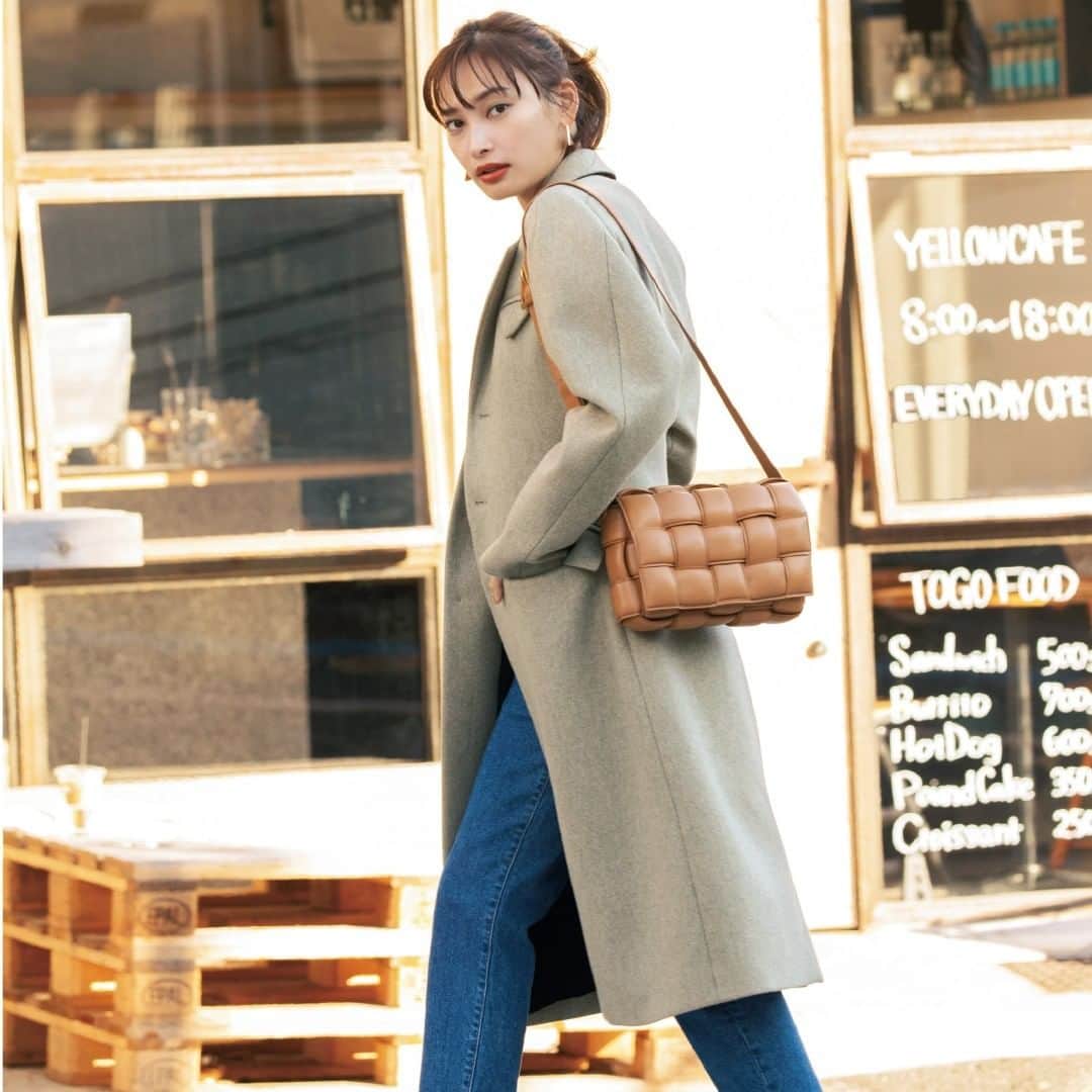 BAILAさんのインスタグラム写真 - (BAILAInstagram)「1月16日（土） おしゃれなセレブも大注目している『ボッテガ・ヴェネタ』のカセットシリーズ。なかでも1970年代のラグジュアリーカーの内装からインスピレーションを得たという「パデッド カセット」は、革車の内装のような個性的なフォルム。斜めがけにするだけでサマになるこんなバッグがあれば、大好きなデニムスタイルも一気におしゃれに！ベーシュ系のバッグに合わせコートも柔らかいカラーにすると大人なムードになって◎。デニムは明るいめを選ぶとさわやかな雰囲気にまとまる。  coat : #bottegaveneta  bag : #bottegaveneta   #毎日コーデ #今日のコーデ #コーディネート #コーデ #今日の服 #冬ファッション #冬コーデ #パンツコーデ #ファッション #大政絢 #ootd #ootd #coordinate #fashion #instafashion #BAILA #baila_magazine」1月16日 8時37分 - baila_magazine
