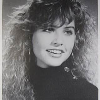 レイチェル・ゾーのインスタグラム：「#FBF 🤦‍♀️ My senior year of high school photo with hair too big for #IG frame #speechless #80s #dontlookback XoRZ」
