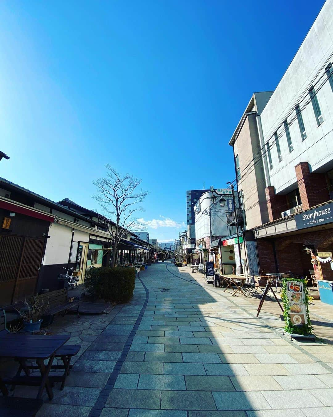 YoYoさんのインスタグラム写真 - (YoYoInstagram)「2021年明けて早々に第二の故郷、長野県松本市へ。  松本城近く、、 初めて訪れた四柱神社がゲッターズ飯田さんオススメのパワースポットだとは！！！さらに気持ちが上がりに上がりました！！！  間接的なインスタライブのやり取りでゲッターズ飯田さんからいただいた僕の未来の予言を信じて・・・ 願いを込めて参りました(°▽°)  こんな状況ですが明るい未来を思い描いて。。。 ネガティブな事ほどポジティブに捉えられたなら、、、無敵のポジティブ人間。 どんな時代も不安は尽きないです。目の前にある小さな幸せを見落とさずに、焦らず歩いていくイメージで行きましょう。  神社の周りの通りも雰囲気があってとにかく良くて、小学生時代に過ごした第二の故郷に訪れる度興味深いスポットが新たに出てくる出てくる・・・(ﾟ∀ﾟ) 本当に気持ちが安らぐこのエリア、いつか、、、ご案内したいデス❤︎  #お正月のこと #松本　#第二の故郷　#ゲッターズ飯田さんの言葉 #yoyothepianoman」1月16日 14時07分 - yoyo_soffet