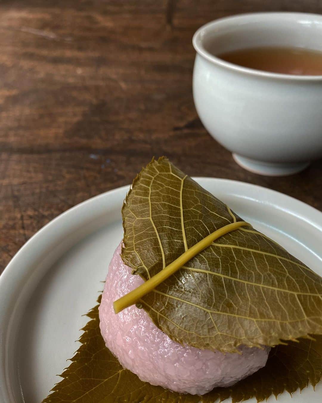 のインスタグラム：「Spring is just around the corner! #wagashi #spring #一保堂 #ippodotea #ほうじ茶　#hojicha #sakuramochi」