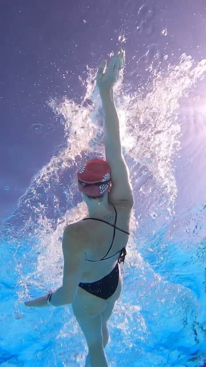 エミリー・シーボームのインスタグラム：「Finishing off another week!  Togs @arenawaterinstinct @arenaaustralia   #swimming #backstroke #athlete #training #goldcoast #sun #underwater #slomo」