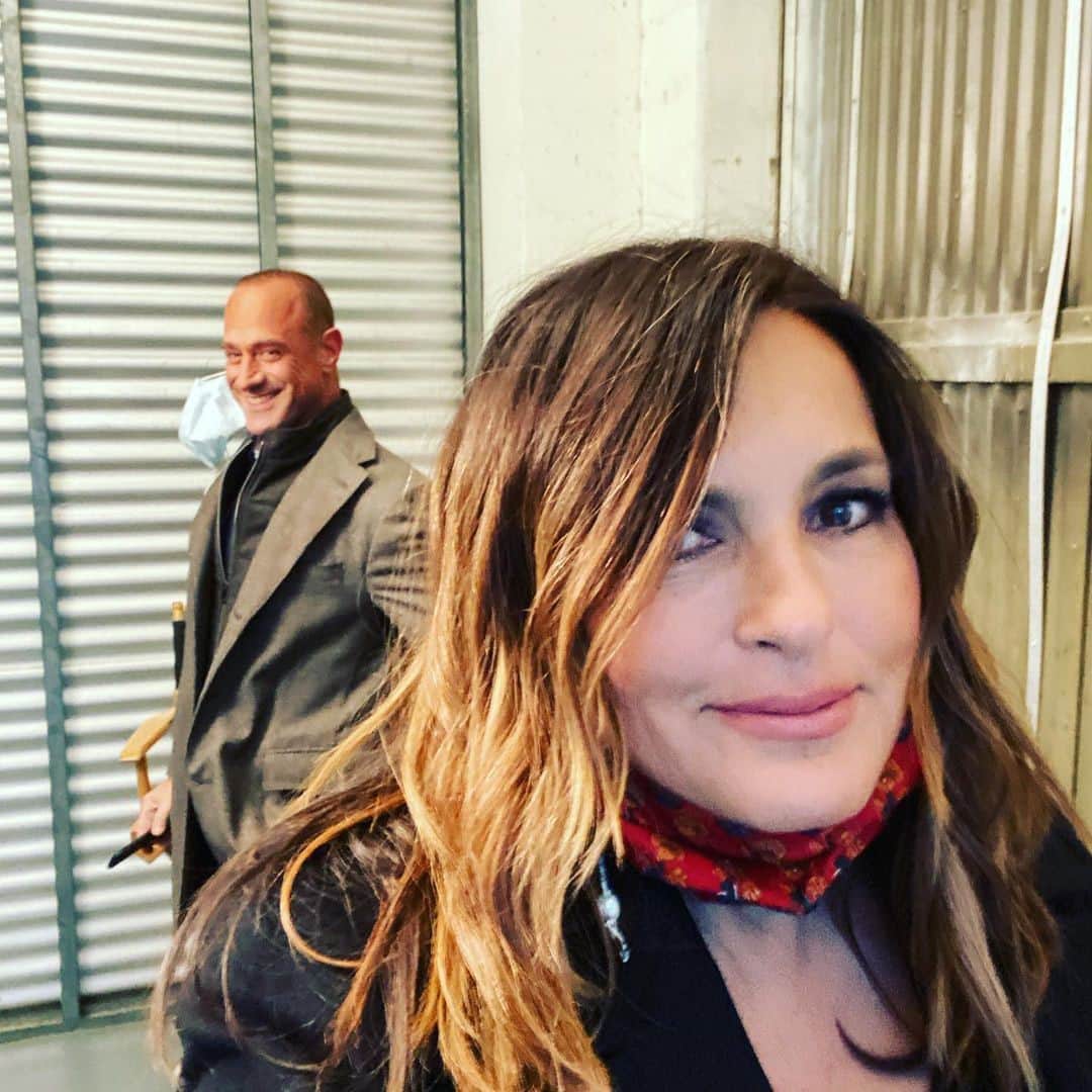 E! Onlineさんのインスタグラム写真 - (E! OnlineInstagram)「❗Dun Dun ❗Our favorite squad is back: Benson and Stabler have reunited on-set after 10 years. (📷: @therealmariskahargitay)」1月16日 8時46分 - enews