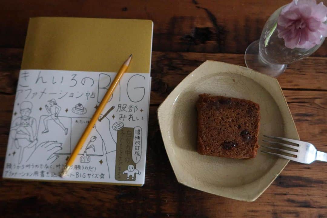 早坂香須子さんのインスタグラム写真 - (早坂香須子Instagram)「新月の日にもらった服部みれいさんのアファメーション帖  好きなことを書くだけじゃなく、自分と対峙する作業はなかなか進まず。  朝の気持ち良い時間に、ちびりちびり自分を掘ってます。  #願うから叶うのではなく叶うから願うのだ @sincere_garden_cafe の#ヴィーガングルテンフリーパンケーキ　#池間島の黒糖とバナナ#美味しいなぁ」1月16日 8時46分 - kazukovalentine