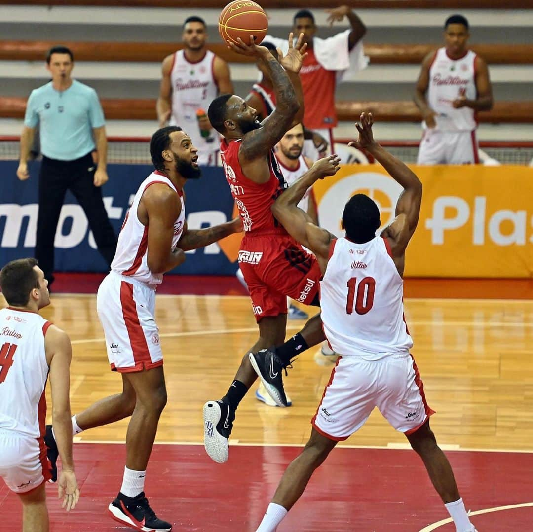 São Paulo FCさんのインスタグラム写真 - (São Paulo FCInstagram)「🏀 O #BasqueteTricolor está garantido na semifinal da Copa Super 8!  No Ginásio Antônio Prado Jr, o Tricolor venceu o Paulistano, por 78 a 65, e agora vai enfrentar o Minas por vaga na decisão!  📸 João Pires/LNB  #VamosSãoPaulo 🇾🇪」1月16日 8時47分 - saopaulofc