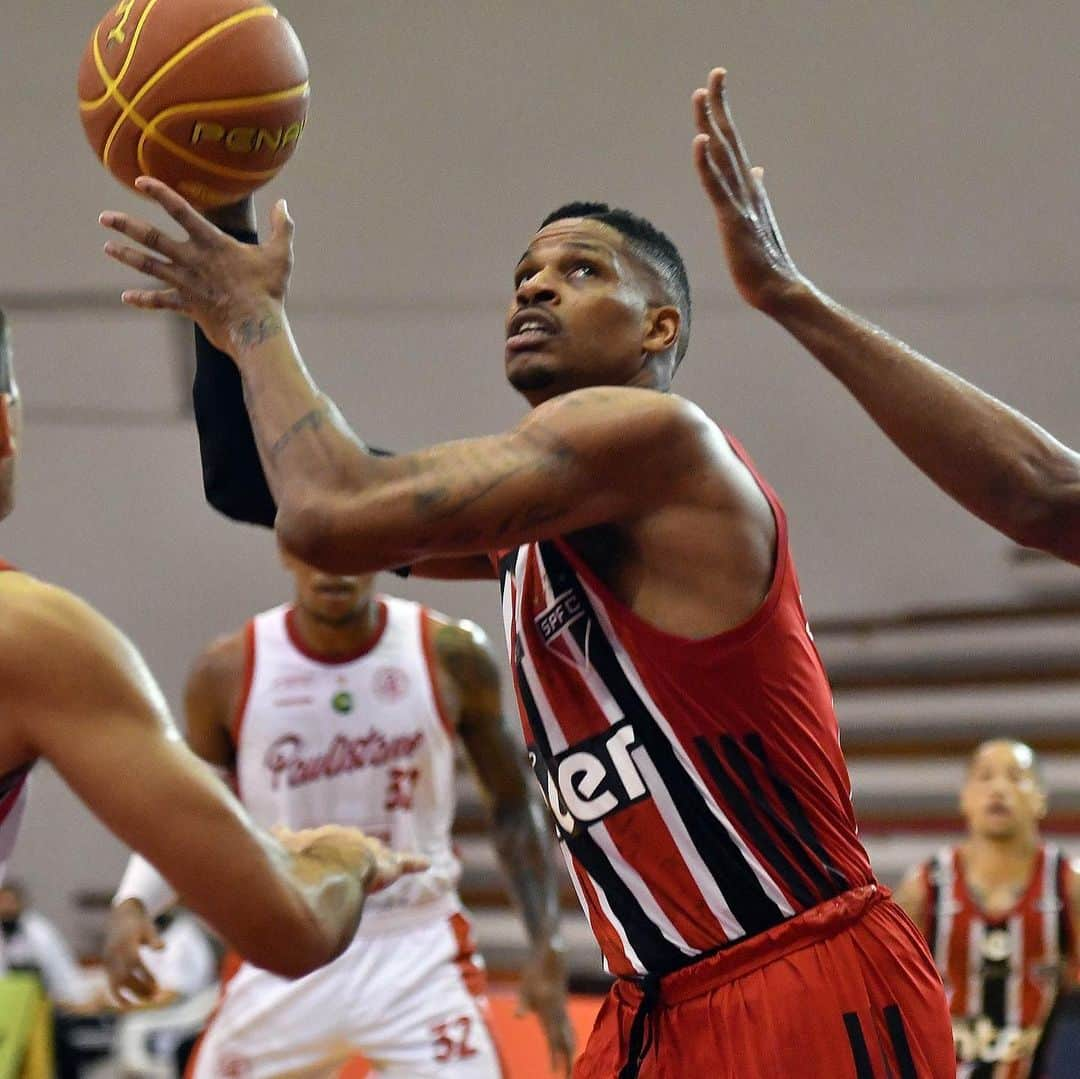 São Paulo FCさんのインスタグラム写真 - (São Paulo FCInstagram)「🏀 O #BasqueteTricolor está garantido na semifinal da Copa Super 8!  No Ginásio Antônio Prado Jr, o Tricolor venceu o Paulistano, por 78 a 65, e agora vai enfrentar o Minas por vaga na decisão!  📸 João Pires/LNB  #VamosSãoPaulo 🇾🇪」1月16日 8時47分 - saopaulofc