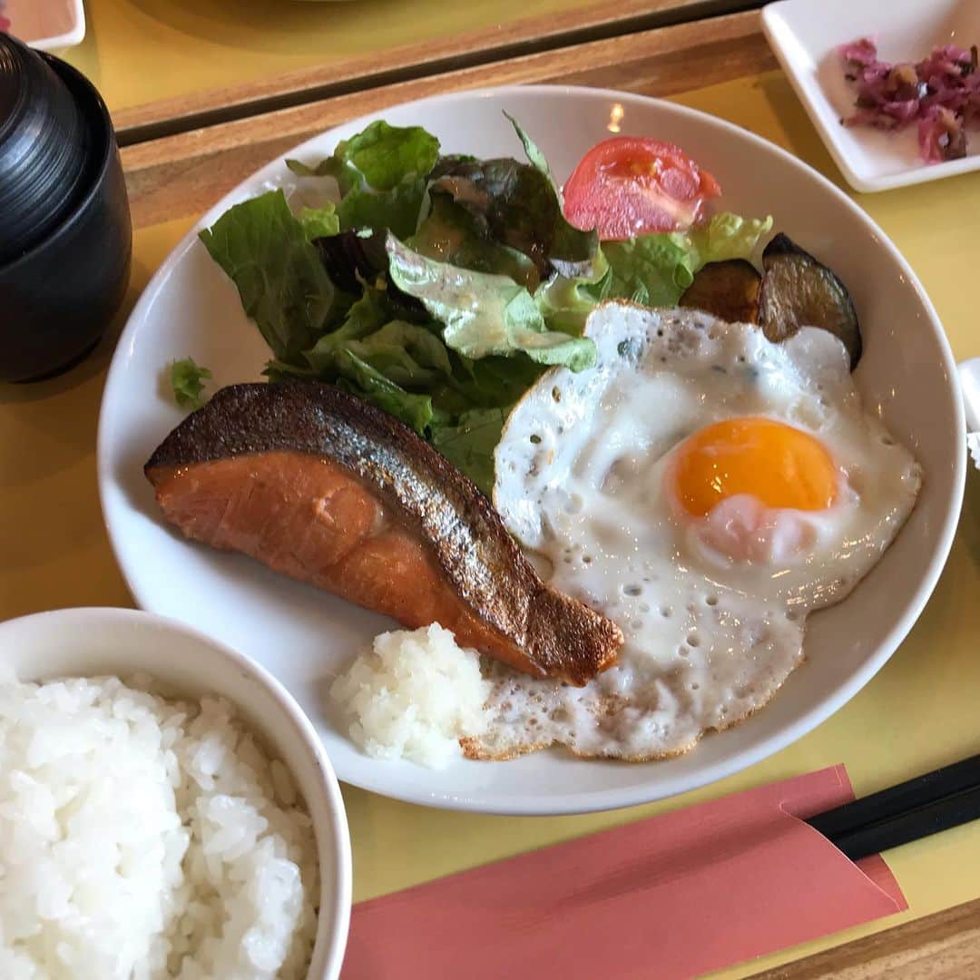 榊ゆりこさんのインスタグラム写真 - (榊ゆりこInstagram)「今朝はサクッと朝食を🍚 和食を選ぶあたり歳を感じる今日この頃🤣🤣🤣この歳になると和食がホッとする😄👍👍👍 #朝食#和食#ロイホ」1月16日 8時49分 - yuricosakaki