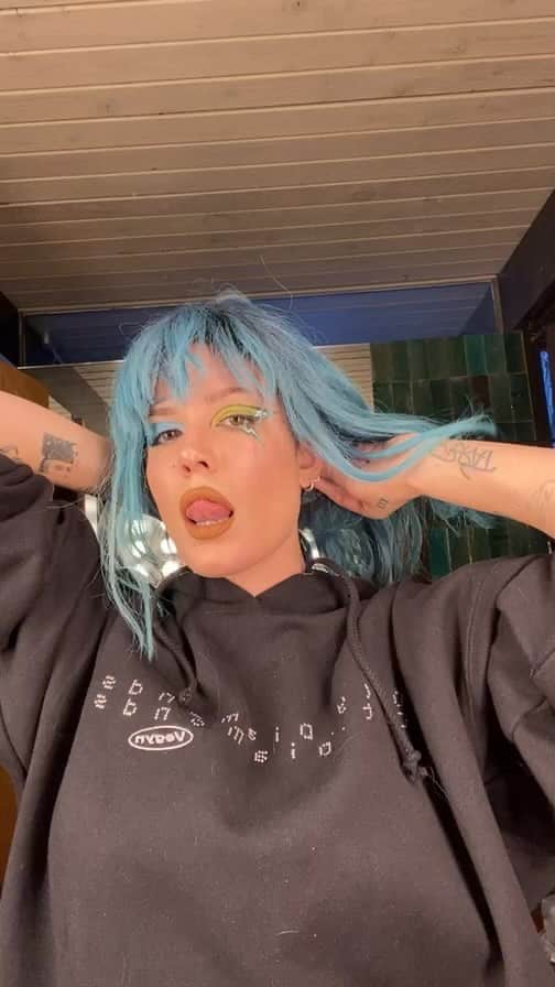 Halseyのインスタグラム：「Did a quick look on live today with my favorite @aboutfacebeauty products 🥺⚡️」