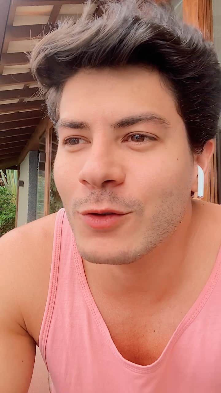 Arthur Aguiarのインスタグラム：「Como você pediram, aqui está mais um vídeo meu dividindo com você as minhas experiências, o meu aprendizado com os meus erros e mostrando o meu caminho, minhas derrotas e as minhas vitórias pra que quem sabe isso seja positivo na sua vida de alguma forma!! Não deixa de comentar aqui pra eu saber mais sobre você! 🙏🏼🍀 #Autoconfiança #Sabedoria #ArthurAguiar #AprocuraD #Transformação #Liberdade #Autoconhecimento #Arthur #Reconstrução」