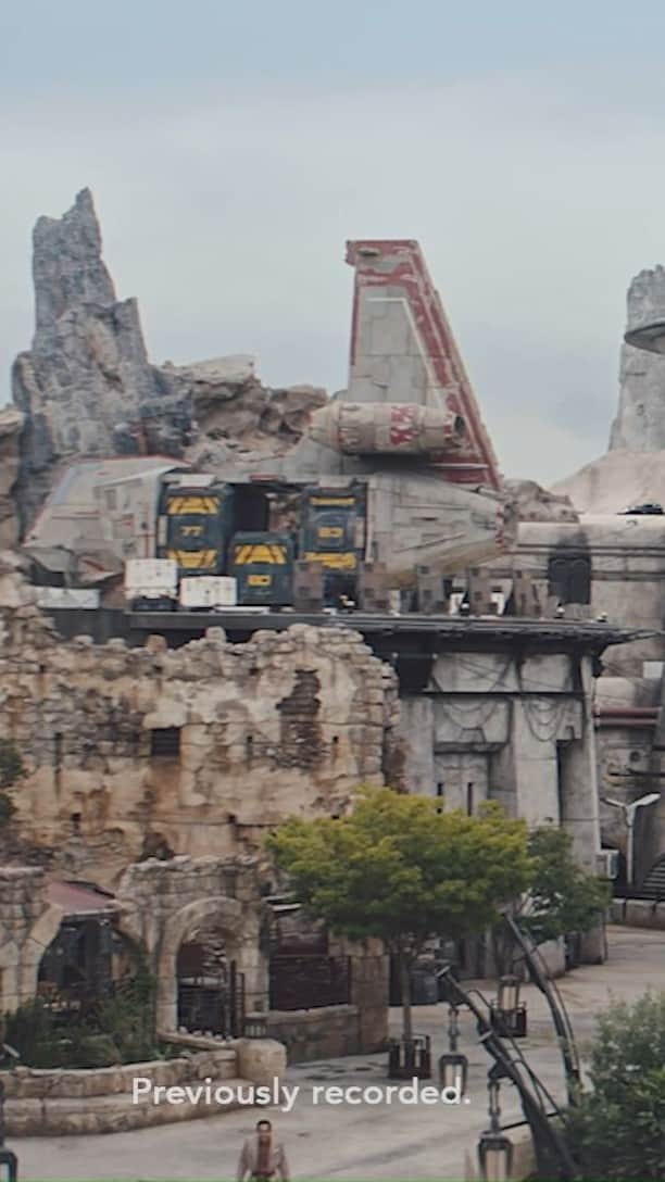 Walt Disney Worldのインスタグラム：「Join @STARWARS experts Doug Chiang and Scott Trowbridge and embark on a behind the “galaxy” journey as they tell how @STARWARS: Galaxy’s Edge went from a simple idea to a grand adventurous galactic destination. #DisneyMagicMoments ✨」