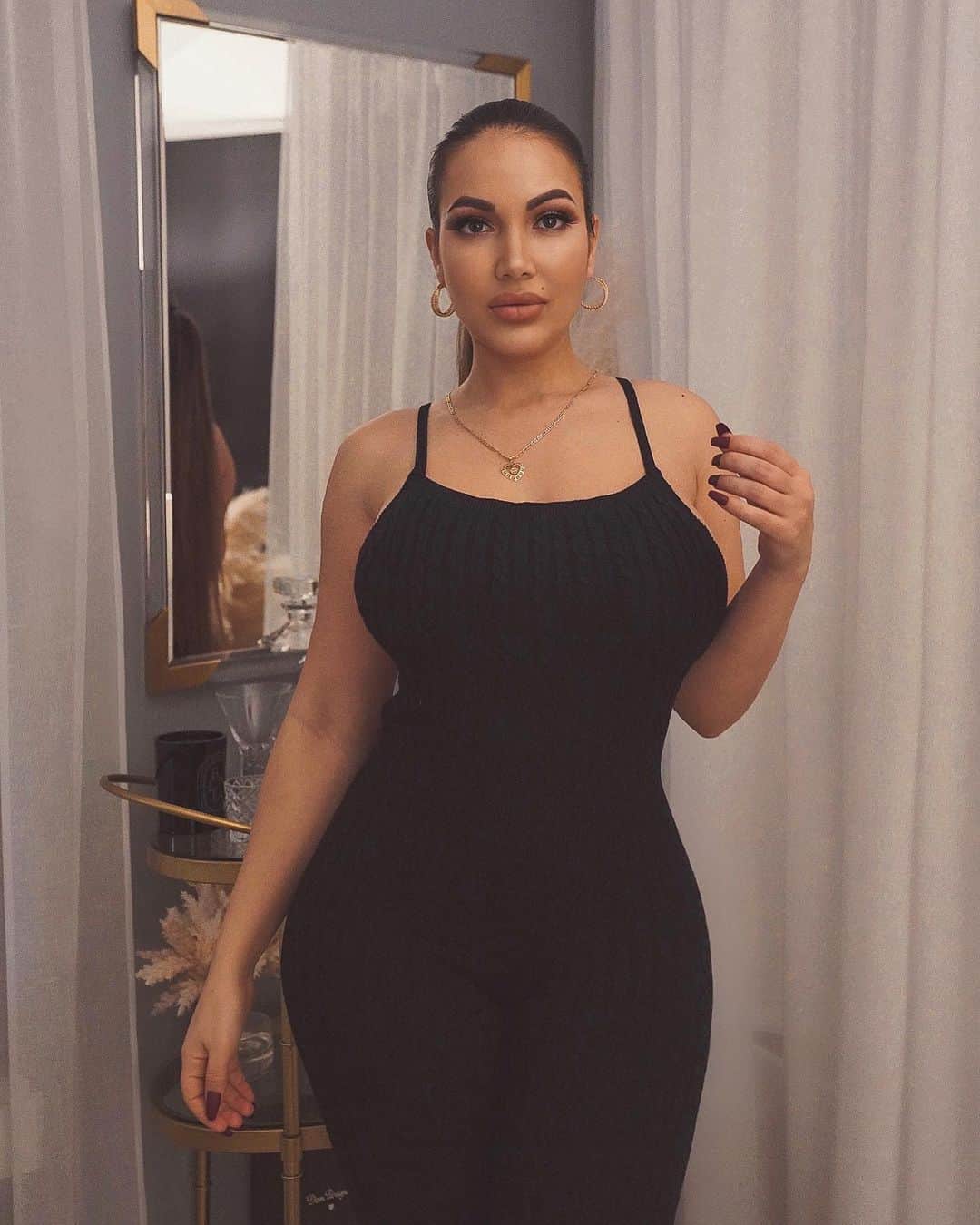 Aylen Aのインスタグラム：「@fashionnova ..it’s the backless jumpsuit for me. Fashionnovapartner」