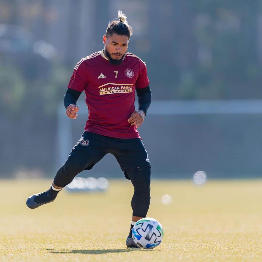 ホセフ・マルティネスのインスタグラム：「Volviendo a vivir sensaciones que estuvieron detenidas durante casi un año muy duro. La cancha, la pelota y, sobre todo: sentirme futbolista otra vez. Es la felicidad. 2021 comienza bien; todo está cada vez más cerca. Pronto nos veremos de vuelta 🙏🏻😡⚽️」