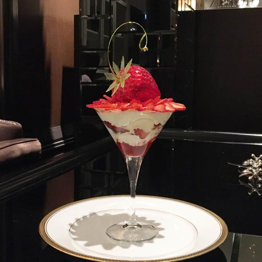 InterContinental Tokyo Bayさんのインスタグラム写真 - (InterContinental Tokyo BayInstagram)「. ニューヨークラウンジでは、いちご飴のパフェを期間限定で提供中🍓🍓🍓🍓🍓 . 大きな苺のフォルムの飴細工を割ると苺の甘酸っぱい香りとともにグラニテが！🍧 . グラスには下から、濃厚な苺ソース、練乳のシャンティ、チョコレートクランチを重ね、サクサクとした食感を演出🍫 . さらにヴァニラアイスクリームとショコラアイスクリームを合わせ、アーティスティックに仕上げました🍨 . リアルな苺の飴細工のパフェは、2月28日までの提供です🍓 . #intercontinentaltokyobay  #intercontinental  #ホテルインターコンチネンタル東京ベイ  #インターコンチネンタル東京ベイ  #ニューヨークラウンジ  #newyorklounge  #いちご飴 #いちご飴のパフェ  #パフェ #パフェ巡り #パフェ活  #パフェ部 #パフェ好き #パフェスタグラム  #パフェあつめ  #パフェ好きな人と繋がりたい  #ホテルラウンジ #ラウンジ  #スイーツ #スイーツ巡り  #スイーツ大好き  #🍓 #苺 #いちごの日 #イチゴ  #イチゴパフェ #ストロベリー #苺好き #ストロベリーパフェ  #いちごパフェ」1月16日 9時16分 - intercontitokyobay