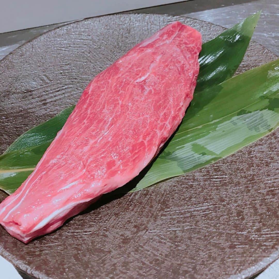 のインスタグラム：「おはよう御座います。 吟難波店でございます。  そとももの部位の中にある「千本筋」 300g〜400gしか 取れない超希少部位 千本もあるように見える筋 多い部位でづが この筋のコラーゲンが 噛めば噛むほど旨味を生みます。  緊急事態宣言のため Open　16時30分 close  20時00分 アルコールラスト　19時00分 コースラスト　18時00分  またお昼のご要望や テイクアウトなども 承っております。 何なりとお申し付け下さいませ。  ※菫コース以上 プレモル、角ハイ、酎ハイ All100円 16時半〜18時までの ご予約のみ！  〒542-0076 大阪府大阪市中央区難波1-8-16 NAMBA HIPS 10F TEL 06-6214-1131 17:00〜20:00 (緊急事態宣言の為)  成人の為だけのイベント 更なる吟からお年玉 是非お早めのご予約を  またテイクアウトも 絶賛好評中です。 お早めのご予約を  #難波 #肉 #吟 #なんば #尾崎牛 #難波駅 #駅チカ　 #テイクアウト #弁当　 #大阪難波　 #夜景　 #なんばHIPS　 #ヒップス #個室 #ワイン #スパークリング #記念日 #誕生日 #肉好きな人と繋がりたい #カップル席 #大阪グルメ #難波グルメ #難波ディナー #難波クーポン」
