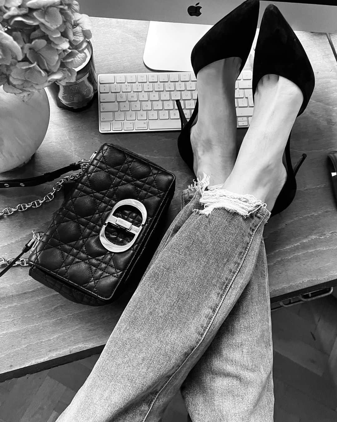のインスタグラム：「Friday night at home with @sarahharris // Ending the week in style. #LiveInIt」