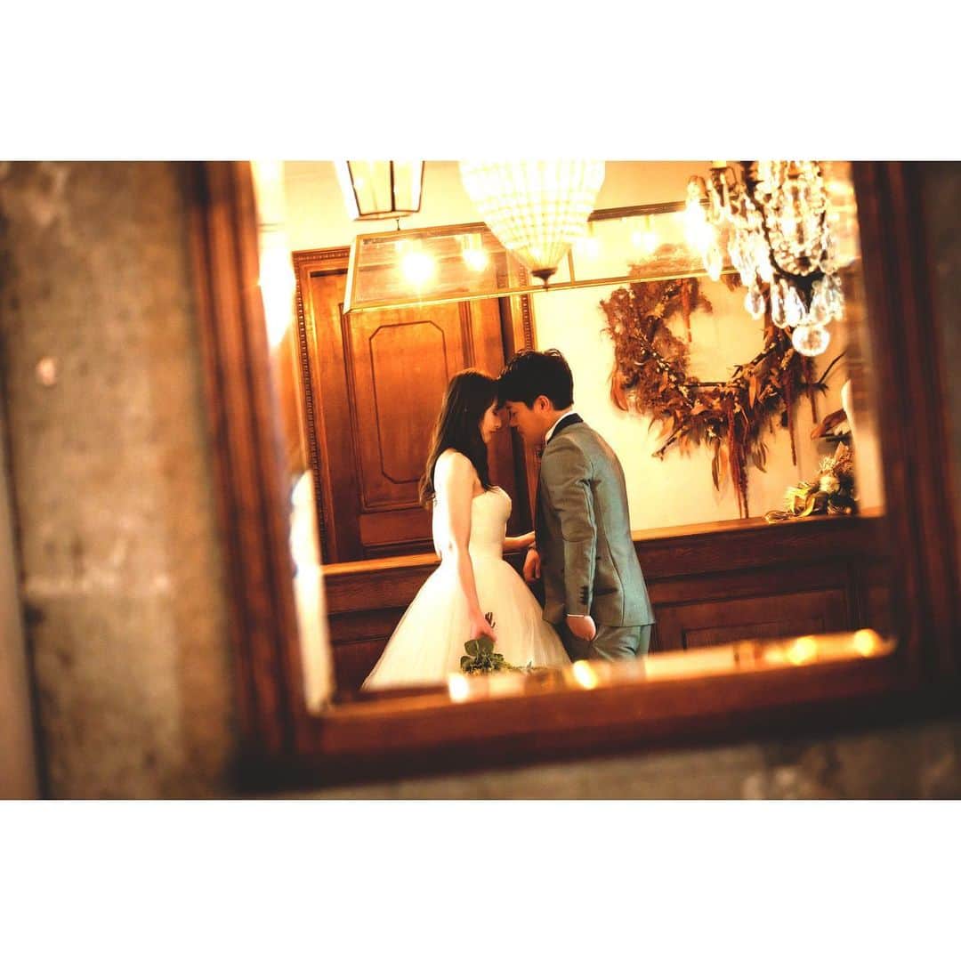 SWITCH SHOOTING PHOTO MAISONのインスタグラム：「鏡に映るお２人を撮影したオシャレなお写真📷✨ .  表参道 @switch.omotesando﻿ 大阪 @switch.umeda ﻿﻿ 札幌 @switch.sapporo﻿ 鹿児島 @switch.kagoshima﻿ 品川 @switch.shinagawa﻿ . #switch表参道#switchomotesando #前撮り#後撮り#ウェディングフォト#フォトウェディング#フォトスタジオ #ブライダルフォト#結婚写真#結婚式前撮り#プレ花嫁﻿#花嫁準備﻿#ブライダルヘア#ウェディングヘア#おしゃれ花嫁#ドレス試着#結婚式#日本中のプレ花嫁さんと繋がりたい#ウェディングドレス#カラードレス#タキシード#和装前撮り#色打掛#白無垢#韓国フォトウェディング#関東花嫁﻿」