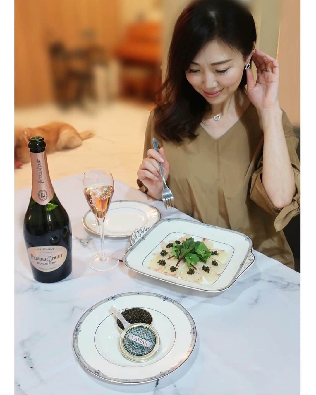ImotoEtsuyo さんのインスタグラム写真 - (ImotoEtsuyo Instagram)「キャビア本来の味が楽しめる 塩分濃度が低い　三ツ星キャビア　@mitsuboshicaviar の 生のフレッシュキャビア！  今までに食べてきたキャビアは しょっぱいイメージでしたが、 このキャビアは違いました♡  淡泊なものと相性がいいので 真鯛のカルパッチョの上に のせて頂いてみました。  Three Stars Caviar AMUR KALUGA （アムールカルーガ）は大粒で しっかりしていて まろやかでクリーミーな味わい。  ・ ・ いつものカルパッチョが スペシャルな一皿に！ 相性抜群でした。  ミシュラン3つ星店に採用されていて 多くのシェフからも高い評価を 得ているそう。  製造、加工は本社である、「銀座」で 審査の厳しいJALビジネスクラスでも 採用された実績があるのも納得！  こちらのキャビアは 栄養価が高く、アミノ酸、 DHA、EPA、カルシウム、 葉酸、鉄分、たんぱく質が豊富。  お塩は　長野県産南アルプスの 岩塩を使用し　 キャビア本来の繊細な味を 引き出しています。  栄養価もあって美味しい三ツ星キャビアは、 定番のバゲットやごはんの他、 白身魚、天ぷら、お刺身、牛肉、 ローストビーフや冷製パスタなどに 合わせるのもオススメ。  ギフトなどにも喜ばれそうなので、 いつもとは違うプレゼントとして 贈るのも良いかも。  #三ツ星キャビア  #お歳暮 #キャビア  #美食家  #お取り寄せグルメ  #贈答品  #魚卵  #高級食材  #チョウザメ  #三大珍味  #生キャビア  #キャビア好き  #キャビアレシピ  #pr #お取り寄せ #グルメ #Gourmet  #本当の味 #プレゼント #ギフト #champagne  #perrierjouet」1月16日 9時22分 - bisuhada