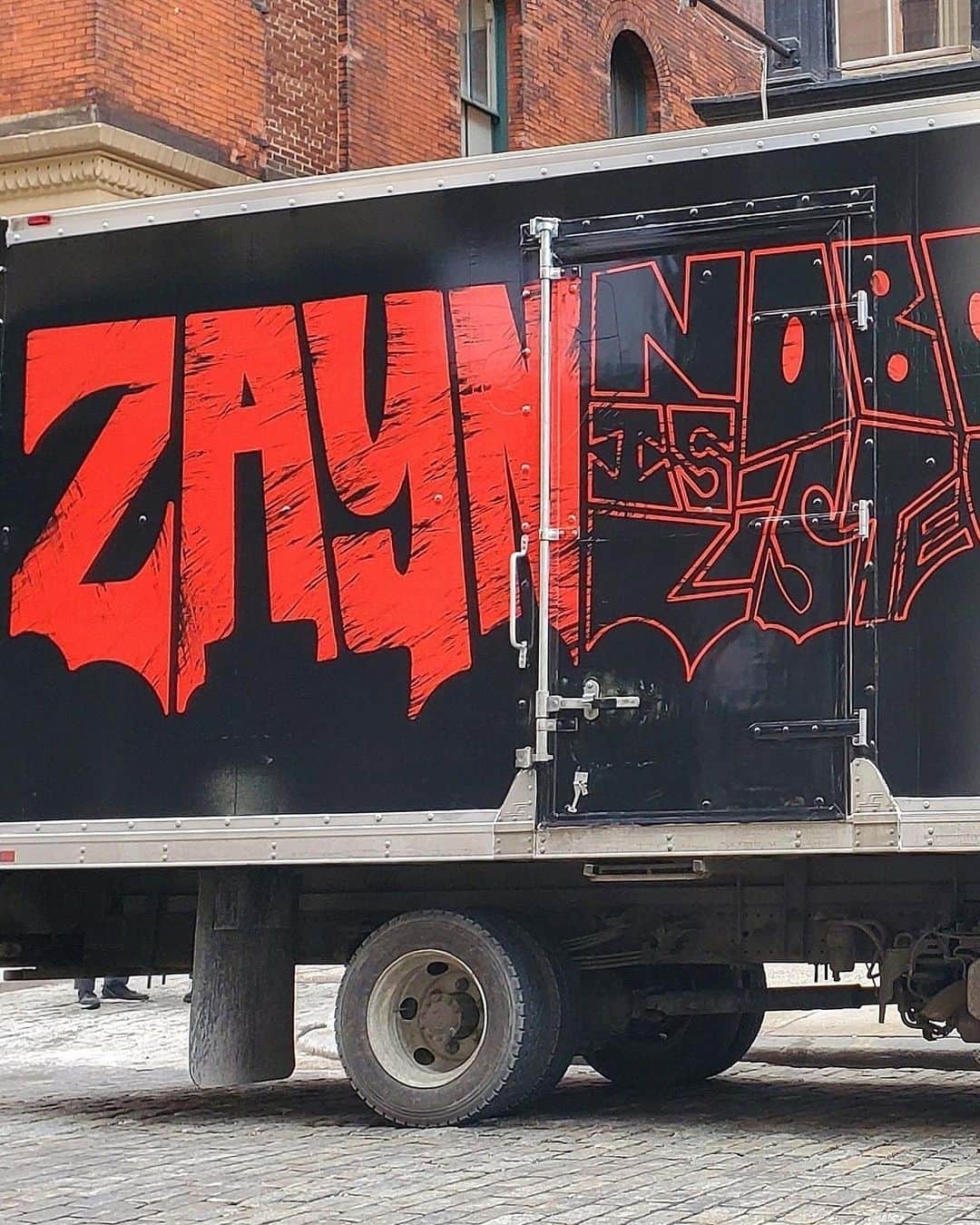 Just Jaredさんのインスタグラム写真 - (Just JaredInstagram)「@gigihadid visited her boyfriend @zayn’s promo truck in New York City today to support the release of his new album! #GigiHadid #ZaynMalik Photos: Backgrid」1月16日 9時34分 - justjared