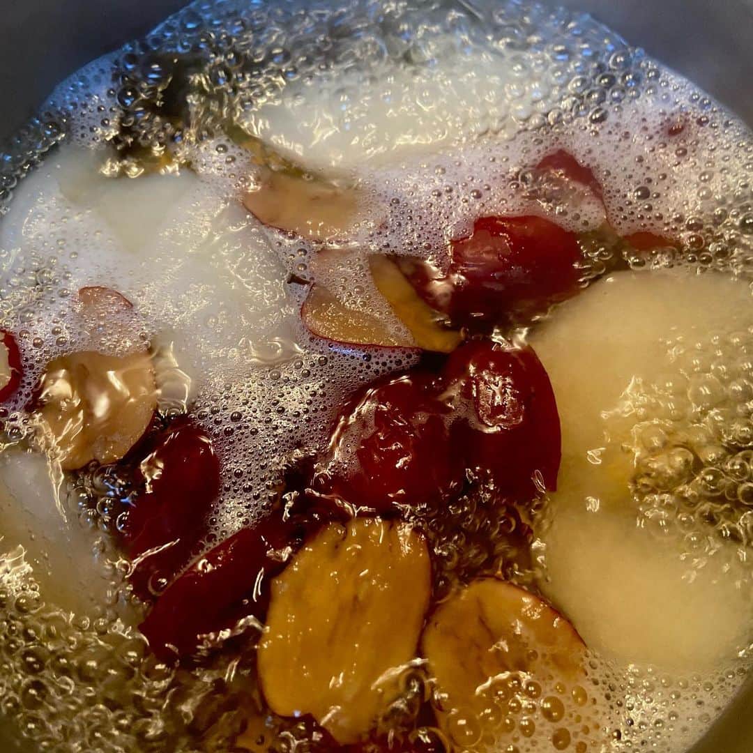 パク・シウンのインスタグラム：「오늘도 아침이바빴다~^^ 요즘 매일 아침마다 남편을위해 끓이는 대추차~ 꿀배와 대추를넣고 30~40분은끓여야 맛나네요~사실 재료가 다하는거지만 맛의70%는 정성이라고 우기고싶음😆💕  #배대추차 #건강이최고 👍 #오늘도화이팅 🤗‼️」
