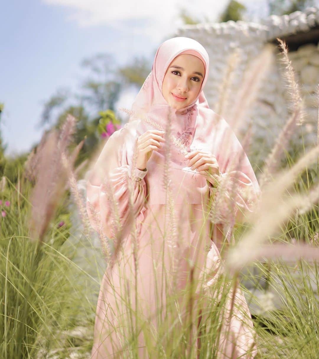 ラウディアシンシアベラのインスタグラム：「Bismillah✨  Selamat Pagi Semua.  Ini warna Favorite Ku,  PEACH PINK 🌸 Dan ini Lbylcb's signature color...  soft color yang ceria ini banyak digemari para wanita karena kesannya yang lembut, feminim, manis, romantic dan membawa banyak kepercayaan diri dibaliknya...  Setuju ga ? 😊 Ayooo yang suka pink,  Mana suara nyaaa... Hehehe 🌸🥰」