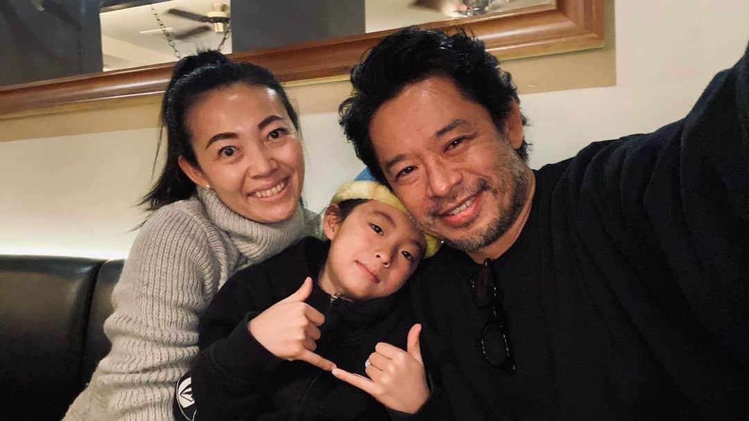 青木大輔のインスタグラム：「1/15は息子の８歳の誕生日でした！🎂 計画していたサプライズパーティーは残念ながら延期して 息子の大好きなアメリカンダイナーで家族で食事🍔🍟🥂 朝起きてから寝る間際まで全力でノリノリだったね🤣🤣 どんどんワンパクに育てよ‼️ 誕生日おめでとう‼️😘 #hbd #happybirthdaymyboy  #family #goodtime」