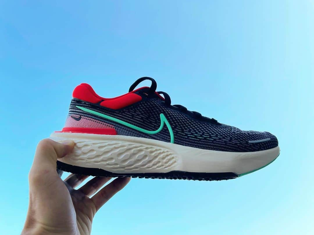 服部勇馬のインスタグラム：「Nike zoomx invicible run  シューズを履いて、これほど感動したのは初めて。 クッション性がこれまで履いてきたシューズの中でも別格。 重心移動もスムーズで、走っていて楽しさを存分に感じられる一足。たくさんの人に履いてもらいたい。 #nike #zoomx #invisible #run」