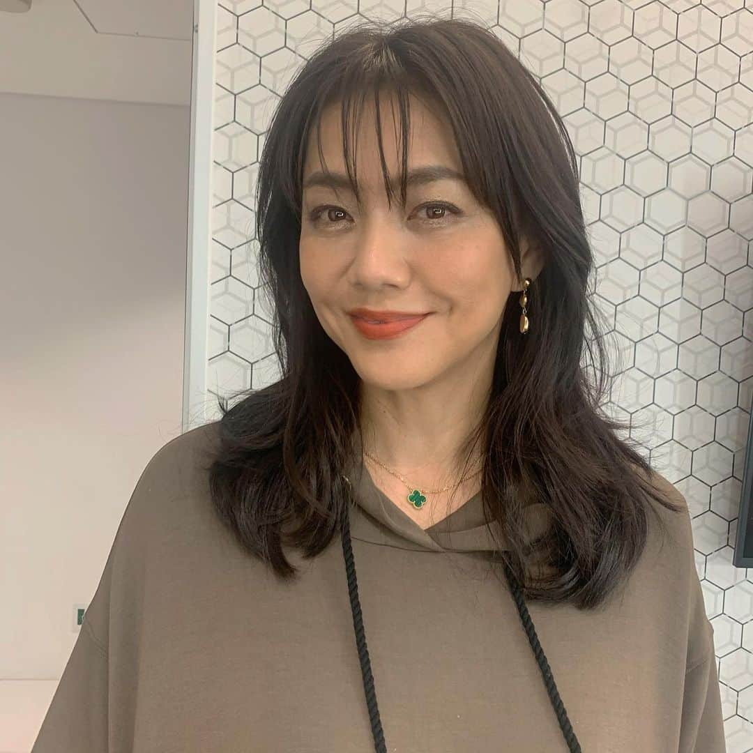 のインスタグラム：「先日の　@qvc_japan  #メイクルーム にて この日の #ヘアメイク　は @hairmakeupbylisayamaguchi  ぐっさん　💄 目の周りキラキラ🤩ラメ✨　#マットなリップ #透かし前髪  #スキンケアは #オイルイン美容コスメ #ララヴィ @qvc_japan」