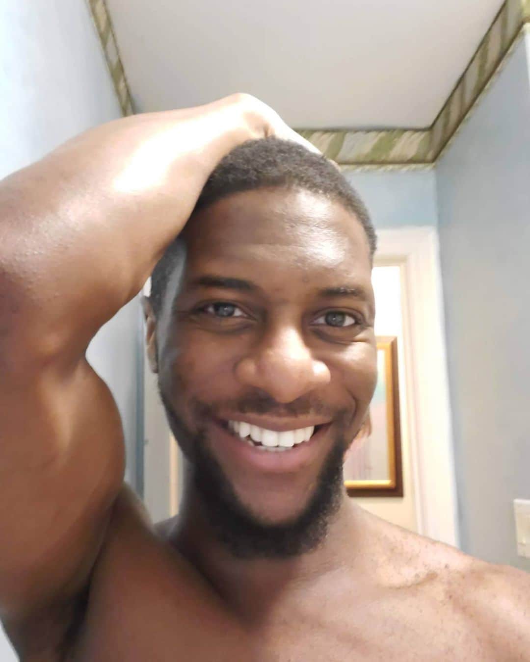 のインスタグラム：「Nice to see my face can still do that grinny thing. . . I making a conscious effort to show gratitude to myself and those around me. For example I'm quite grateful that this camera angle made my bicep look bigger than it is--gratitude.😏 . . . #blackboyjoy #smile #gratitude #2021 #joy #blacklivesmatter #translivesmatter  #mentalhealth #bicep #selflove #melanated #indigenouslivesmatter #lgbtqia #empathy #healing #coloryourice」